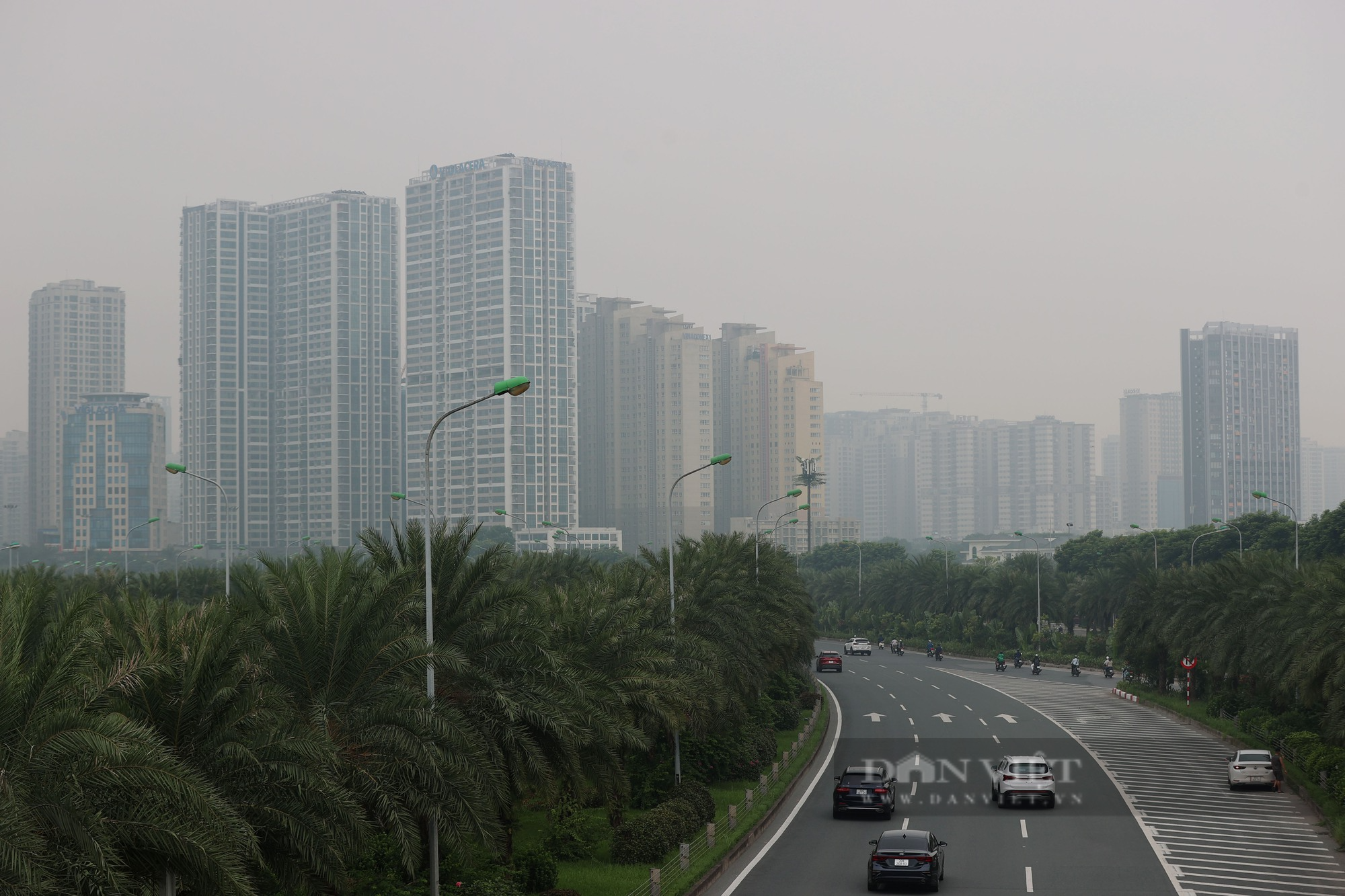 Các cao ốc ở Hà Nội &quot;mất tích&quot;, xe cộ đi lại khó khăn vì sương mù - Ảnh 3.