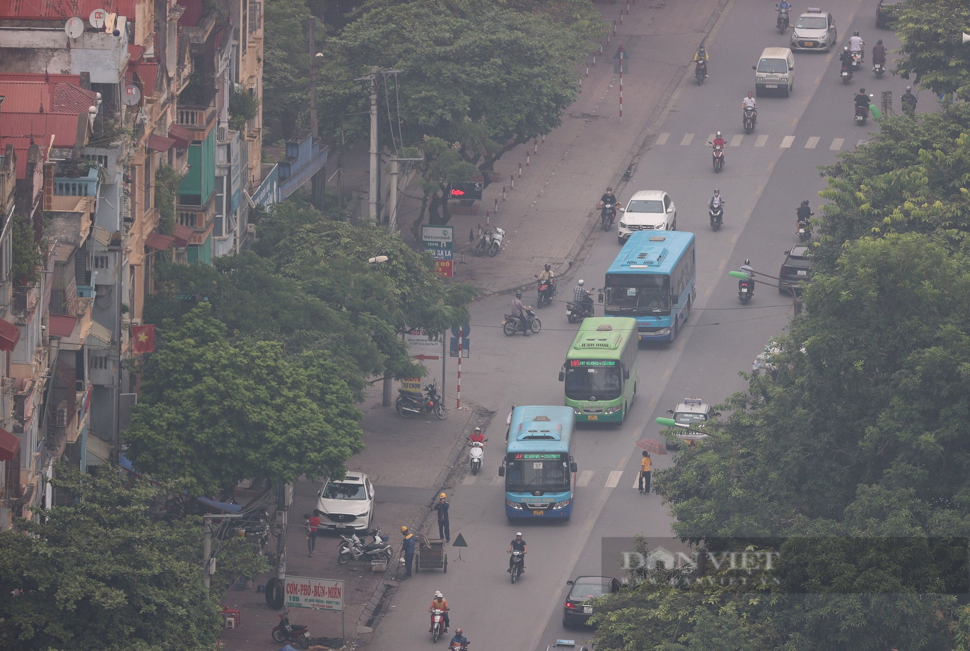 Các cao ốc ở Hà Nội &quot;mất tích&quot;, xe cộ đi lại khó khăn vì sương mù - Ảnh 4.