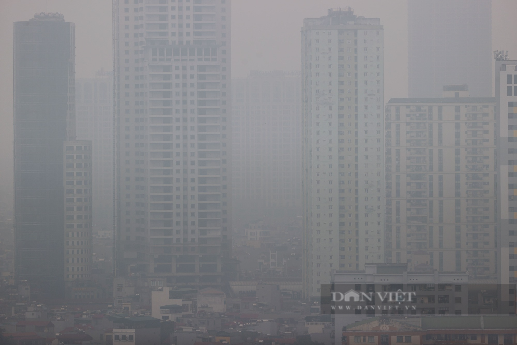 Các cao ốc ở Hà Nội &quot;mất tích&quot;, xe cộ đi lại khó khăn vì sương mù - Ảnh 6.