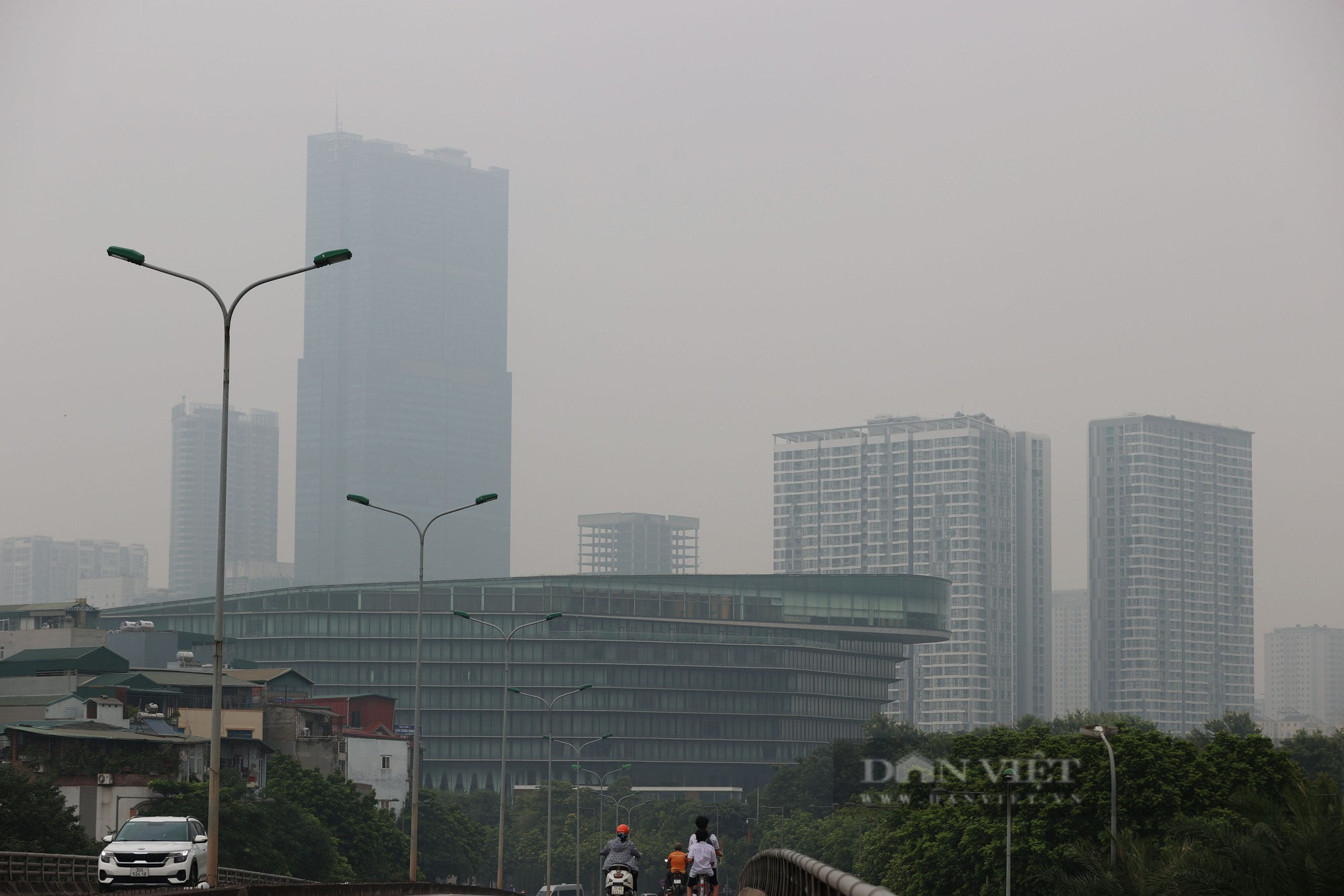Các cao ốc ở Hà Nội &quot;mất tích&quot;, xe cộ đi lại khó khăn vì sương mù - Ảnh 8.