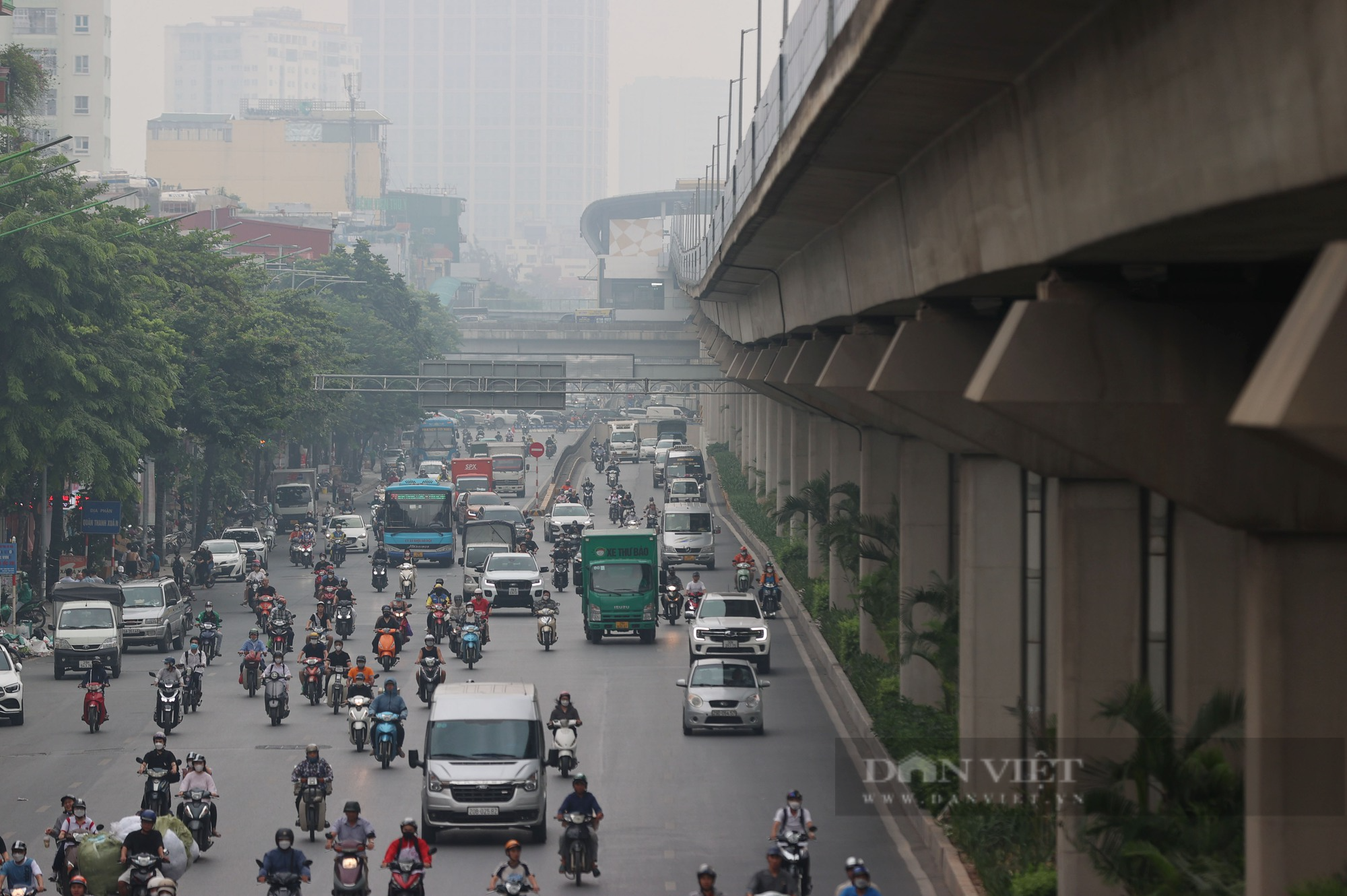 Các cao ốc ở Hà Nội &quot;mất tích&quot;, xe cộ đi lại khó khăn vì sương mù - Ảnh 9.