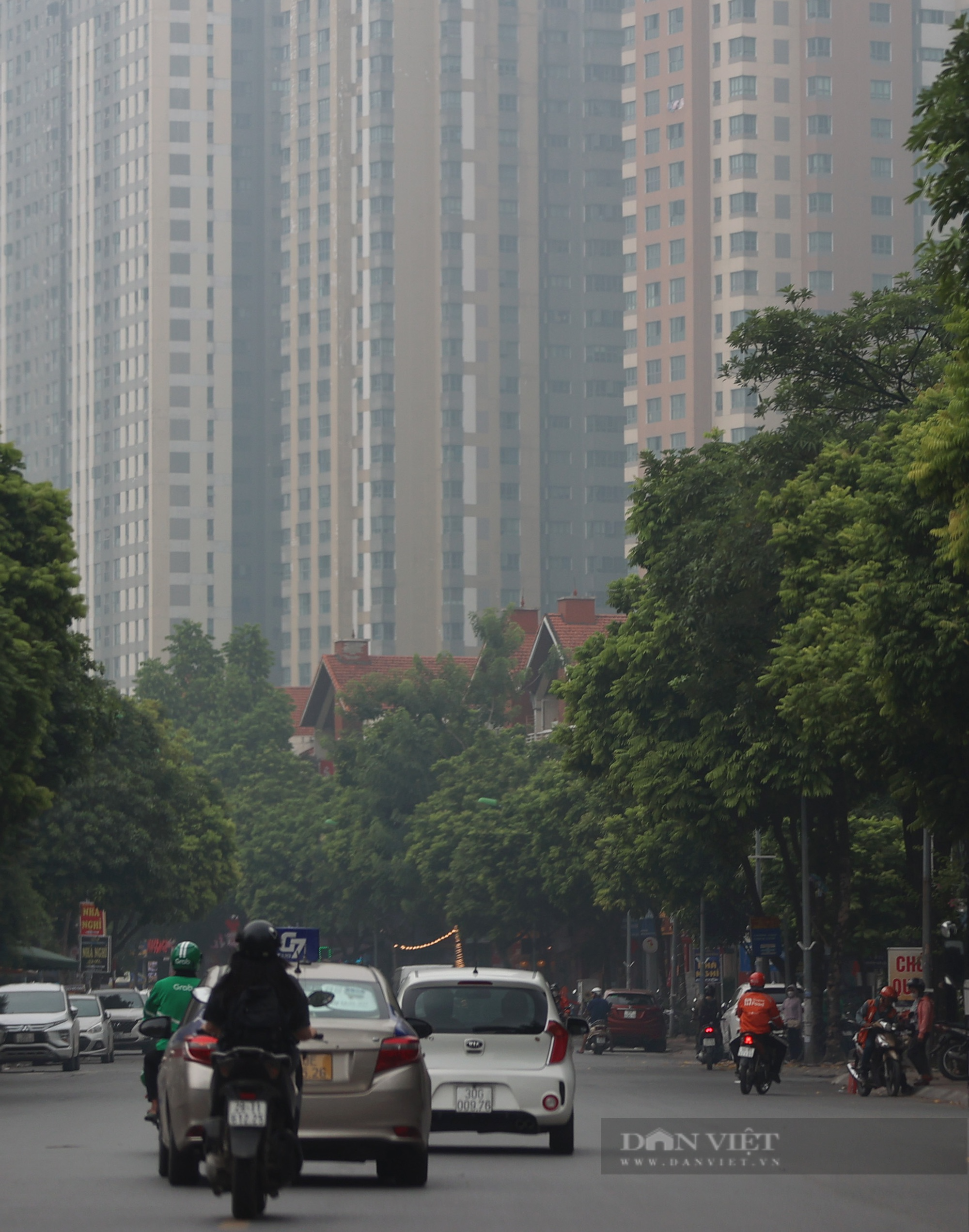 Các cao ốc ở Hà Nội &quot;mất tích&quot;, xe cộ đi lại khó khăn trong chiều nay - Ảnh 10.