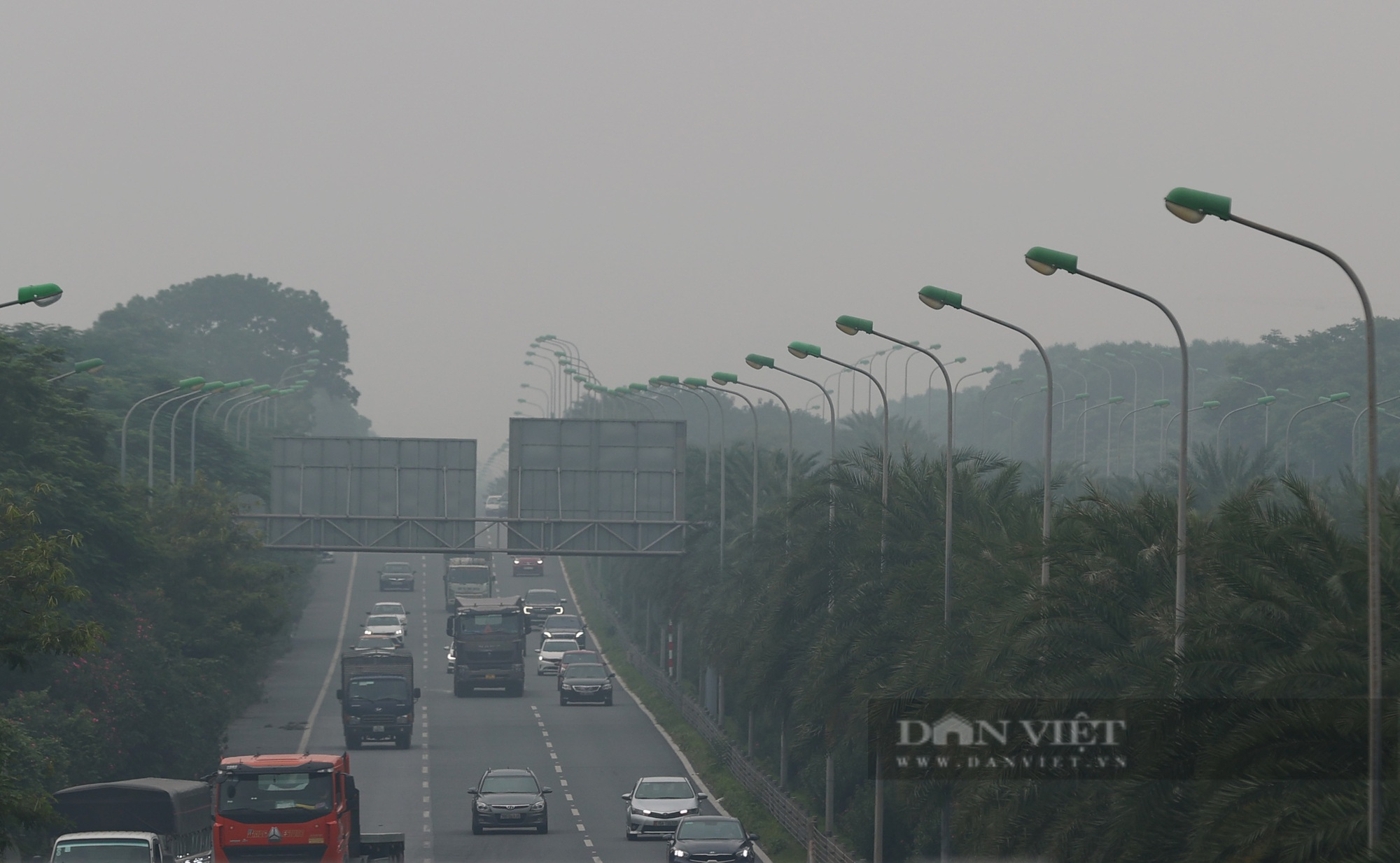 Các cao ốc ở Hà Nội &quot;mất tích&quot;, xe cộ đi lại khó khăn vì sương mù - Ảnh 12.