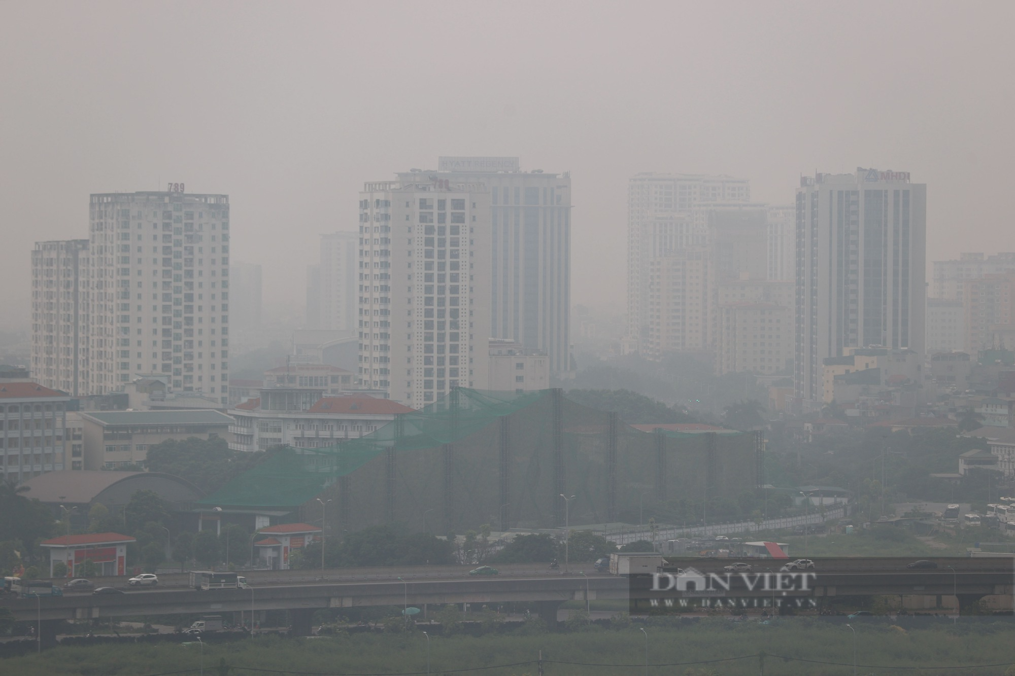 Các cao ốc ở Hà Nội &quot;mất tích&quot;, xe cộ đi lại khó khăn vì sương mù - Ảnh 13.