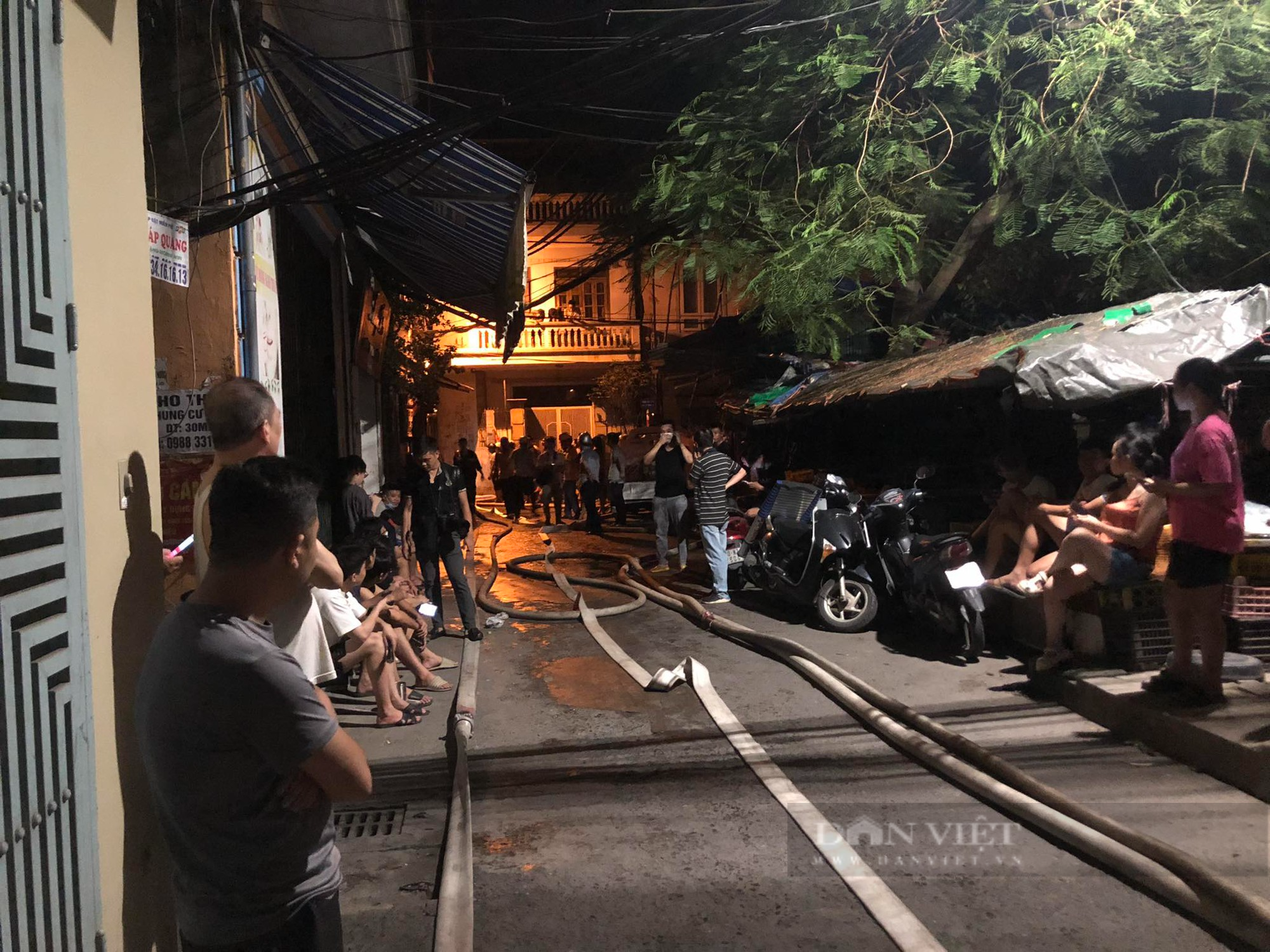 CẬP NHẬT: Cháy chung cư mini trong đêm ở Hà Nội, nhiều người mắc kẹt - Ảnh 1.