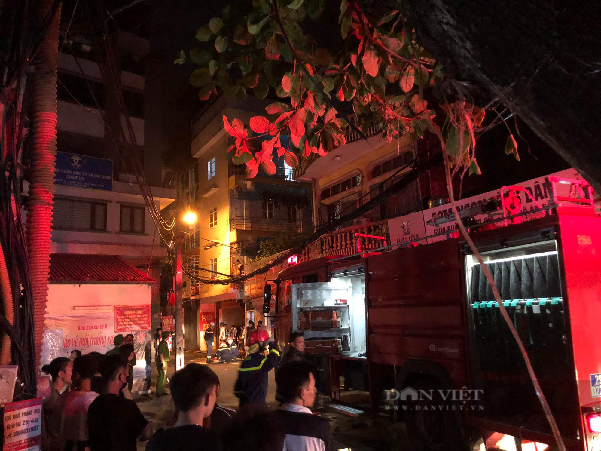 Hà Nội: Cháy chung cư mini trong đêm, nhiều người mắc kẹt - Ảnh 3.