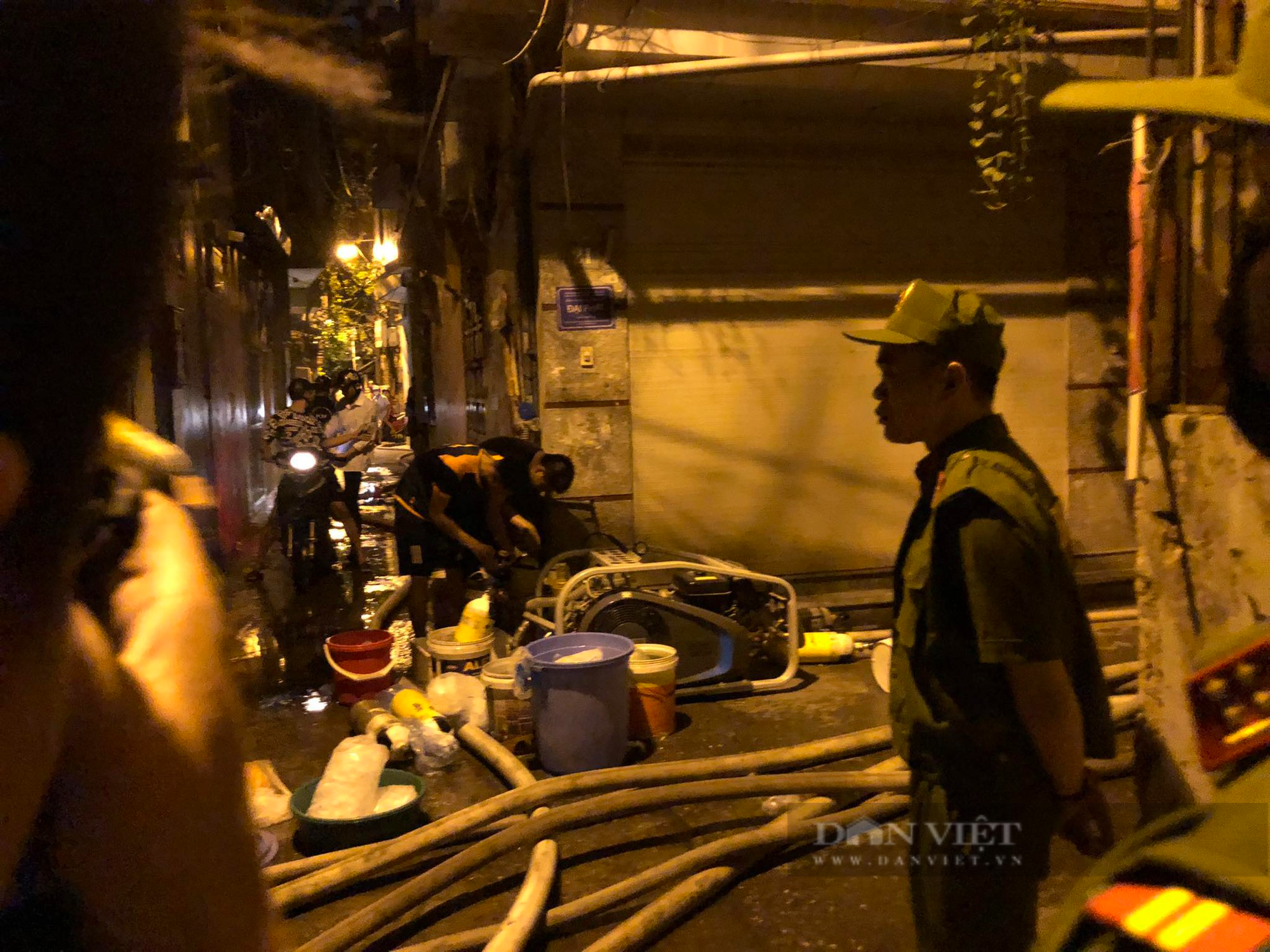 CẬP NHẬT: Cháy chung cư mini trong đêm ở Hà Nội, nhiều người mắc kẹt - Ảnh 4.