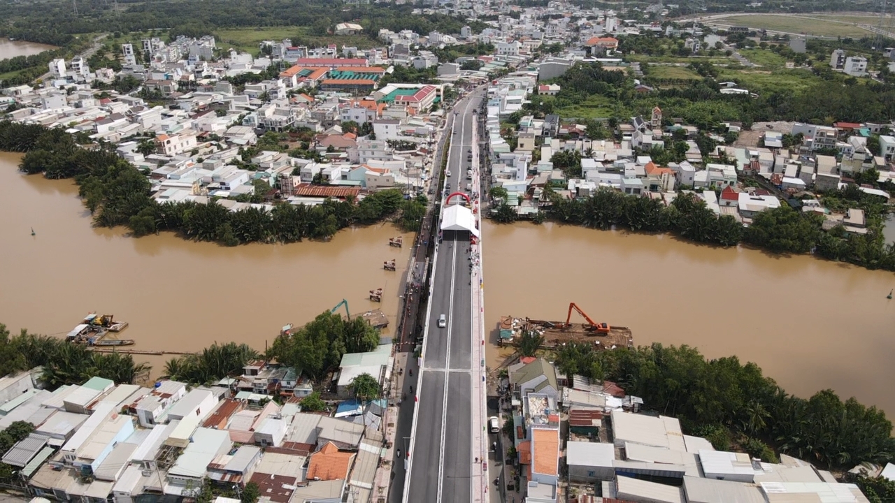 TP.HCM: &quot;Nín thở&quot; qua cầu sắt với tuổi đời nửa thế kỷ, người dân mòn mỏi chờ xây cầu mới - Ảnh 1.