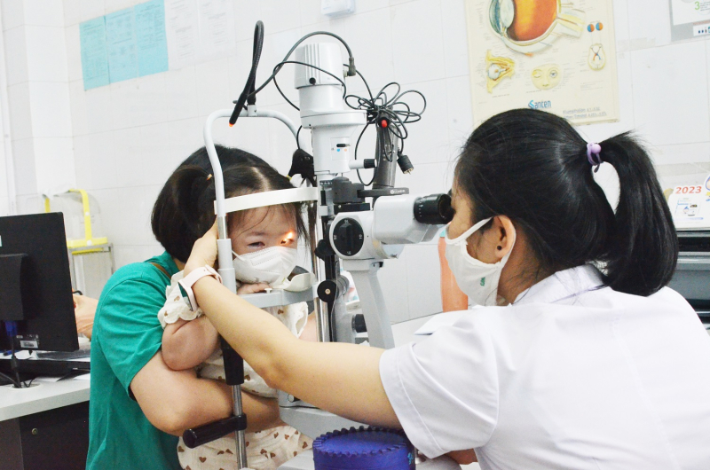 Đau mắt đỏ bùng phát, điều trị không đúng có thể gây biến chứng dẫn đến mất thị lực - Ảnh 3.