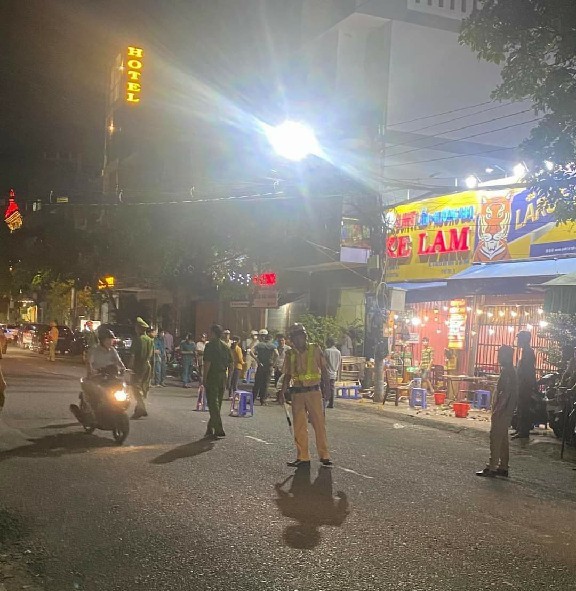 Tiếng súng nổ quán ăn Xe Lam Tiền Giang - Ảnh 1.