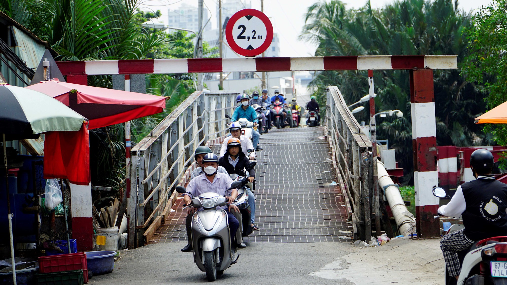 TP.HCM: &quot;Nín thở&quot; qua cầu sắt với tuổi đời nửa thế kỷ, người dân mòn mỏi chờ xây cầu mới - Ảnh 3.