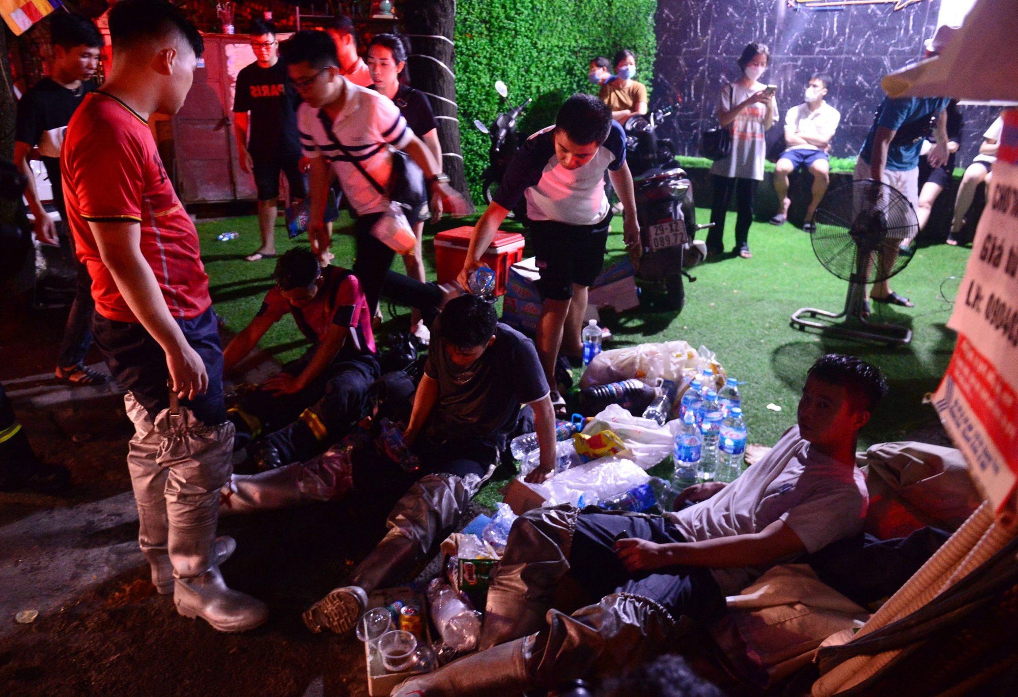 Lính cứu hỏa kiệt sức, bị thương tại vụ cháy khiến 40 người thương vong ở Hà Nội - Ảnh 12.