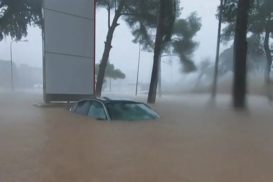 Cảnh lũ lụt thảm khốc ngoài sức tưởng tượng ở Libya - Ảnh 3.