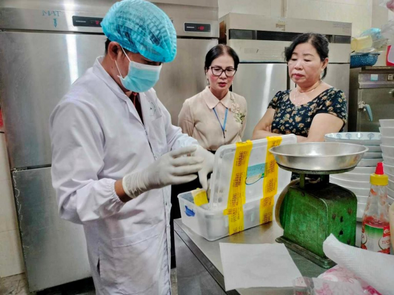 Bộ Y tế yêu cầu tạm đình chỉ hoạt động cơ sở bán bánh mì tại Hội An khiến 91 người ngộ độc - Ảnh 1.