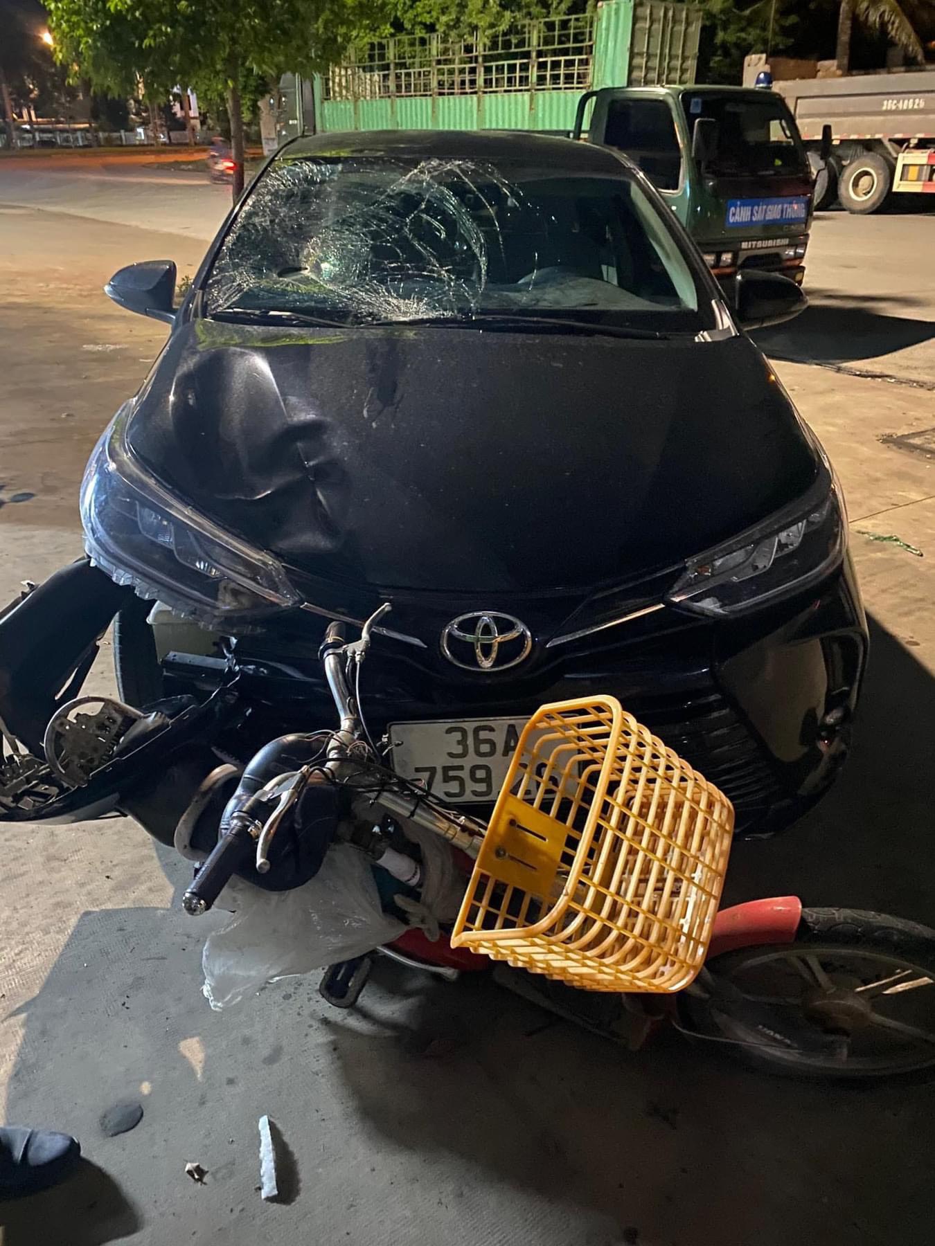 Tông chết người, ô tô kéo lê xe đạp điện trên đường phố - Ảnh 2.