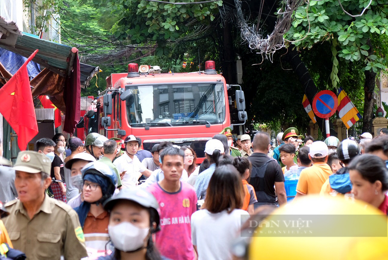 Lính cứu hỏa kiệt sức, bị thương tại vụ cháy khiến 40 người thương vong ở Hà Nội - Ảnh 3.
