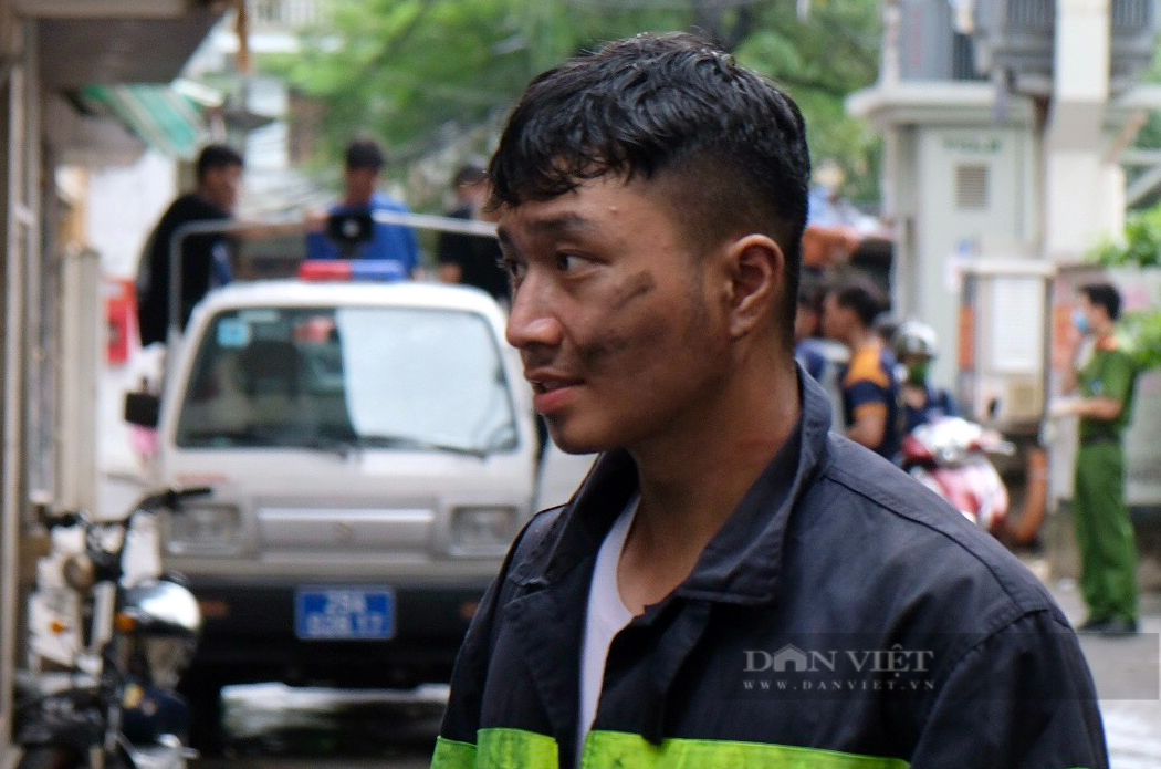 Lính cứu hỏa kiệt sức, bị thương tại vụ cháy khiến 40 người thương vong ở Hà Nội - Ảnh 4.