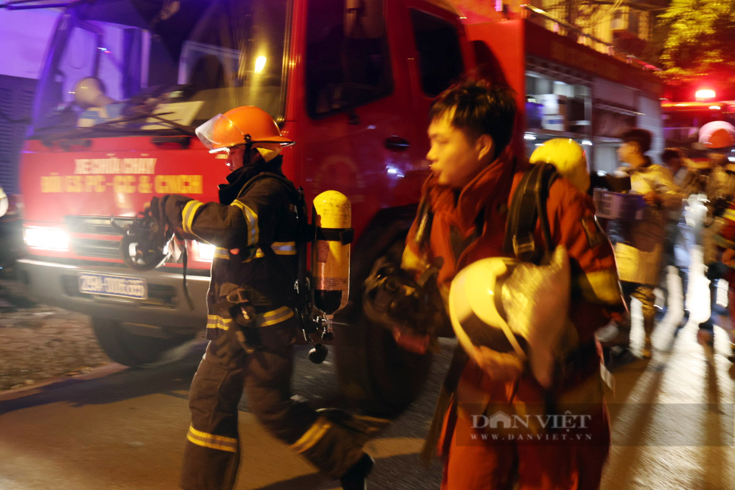 Lính cứu hỏa kiệt sức, bị thương tại vụ cháy khiến 40 người thương vong ở Hà Nội - Ảnh 5.