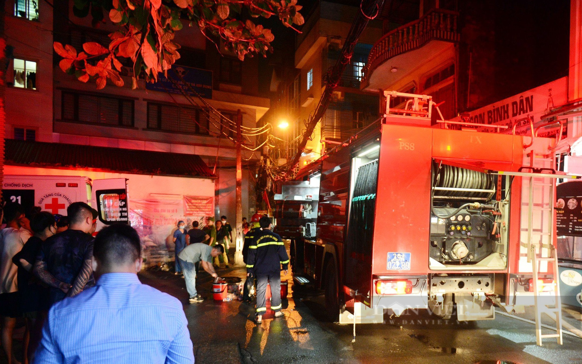 Lính cứu hỏa kiệt sức, bị thương tại vụ cháy khiến 40 người thương vong ở Hà Nội - Ảnh 6.
