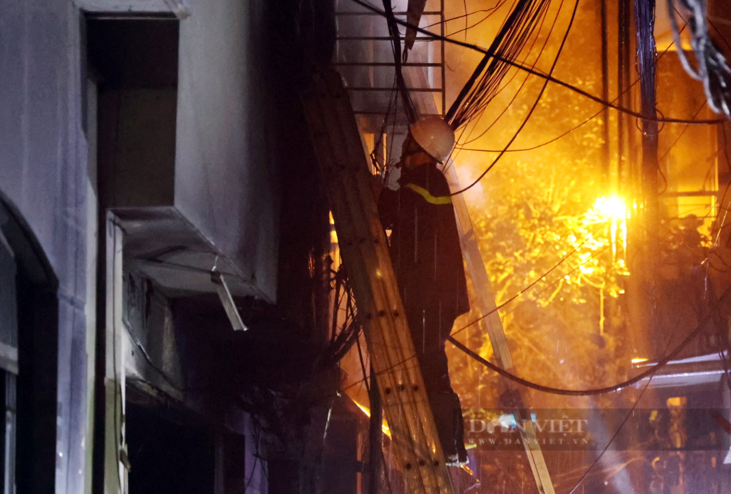 Lính cứu hỏa kiệt sức, bị thương tại vụ cháy khiến 40 người thương vong ở Hà Nội - Ảnh 7.