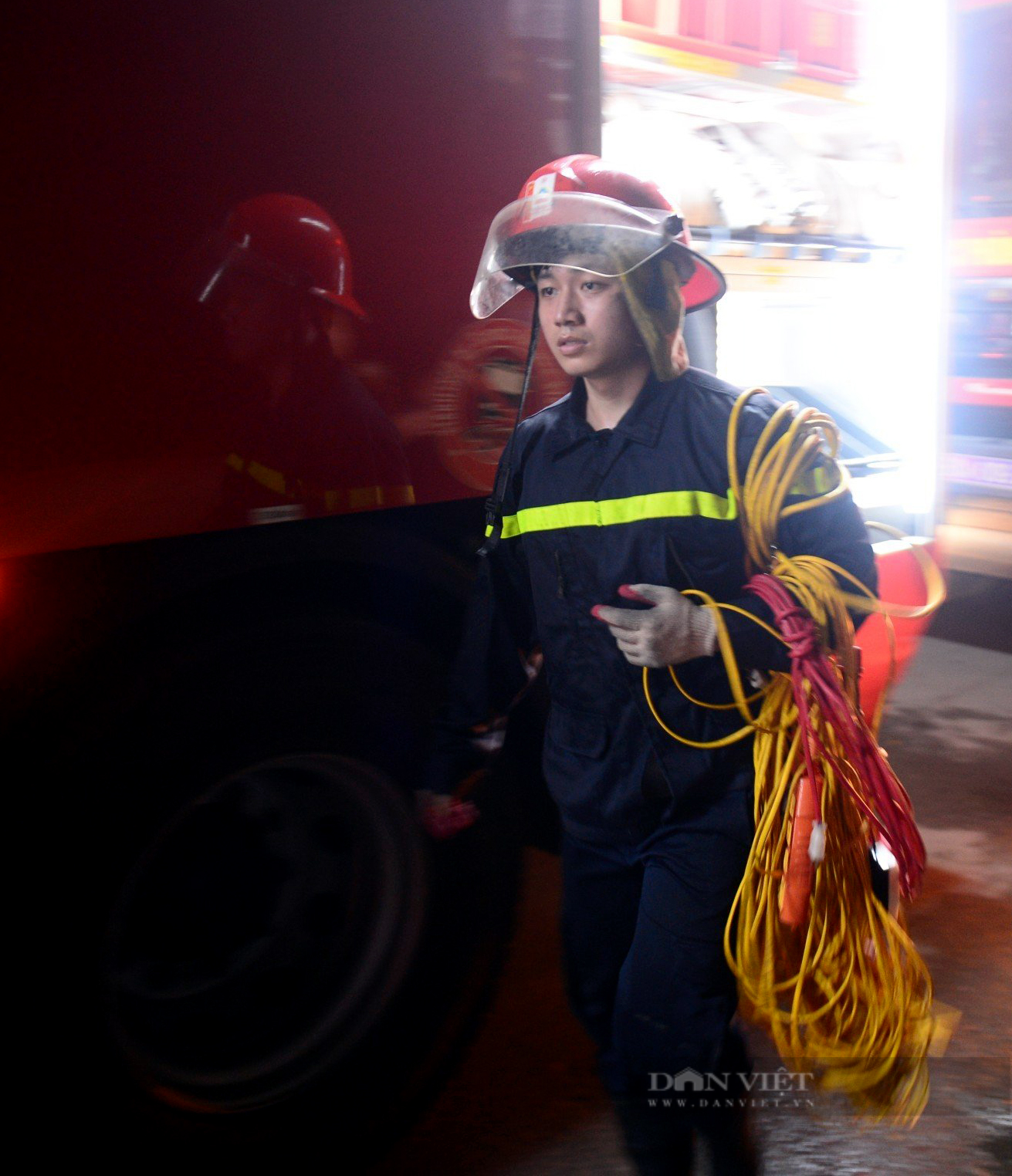 Lính cứu hỏa kiệt sức, bị thương tại vụ cháy khiến 40 người thương vong ở Hà Nội - Ảnh 8.