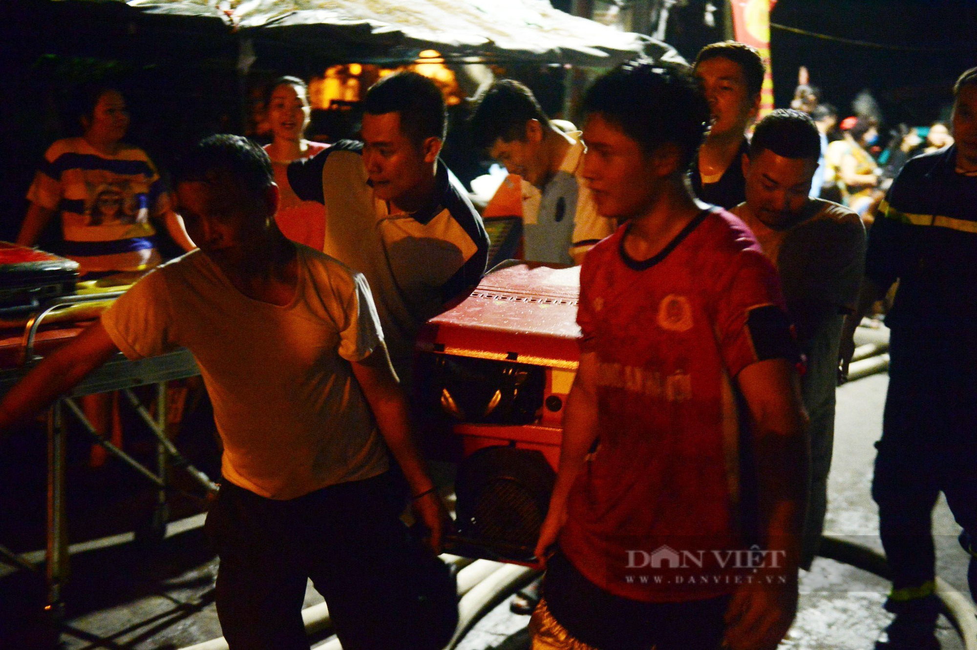 Lính cứu hỏa kiệt sức, bị thương tại vụ cháy khiến 40 người thương vong ở Hà Nội - Ảnh 9.