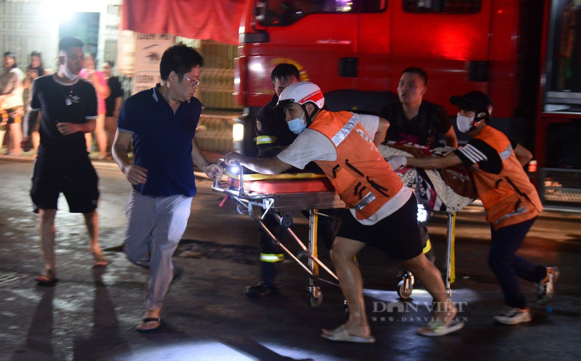 Lính cứu hỏa kiệt sức, bị thương tại vụ cháy khiến 40 người thương vong ở Hà Nội - Ảnh 10.
