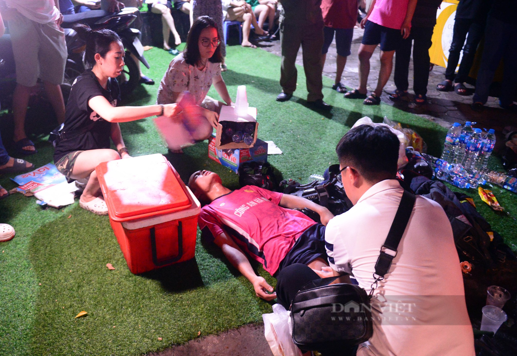 Lính cứu hỏa kiệt sức, bị thương tại vụ cháy khiến 40 người thương vong ở Hà Nội - Ảnh 11.