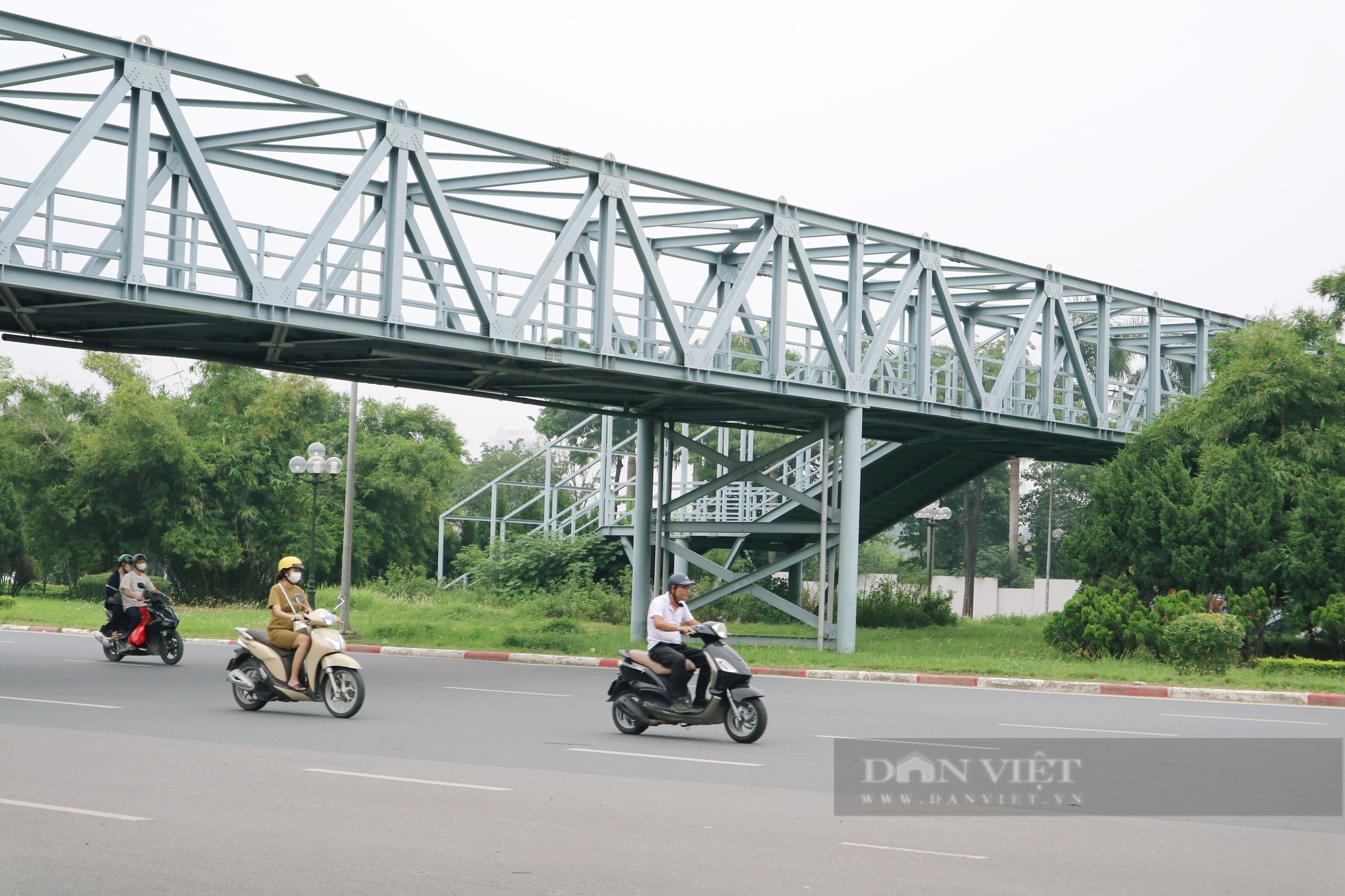 Cầu vượt đường bộ hiện đại phục vụ đường đua F1 bỏ hoang ở Hà Nội - Ảnh 1.