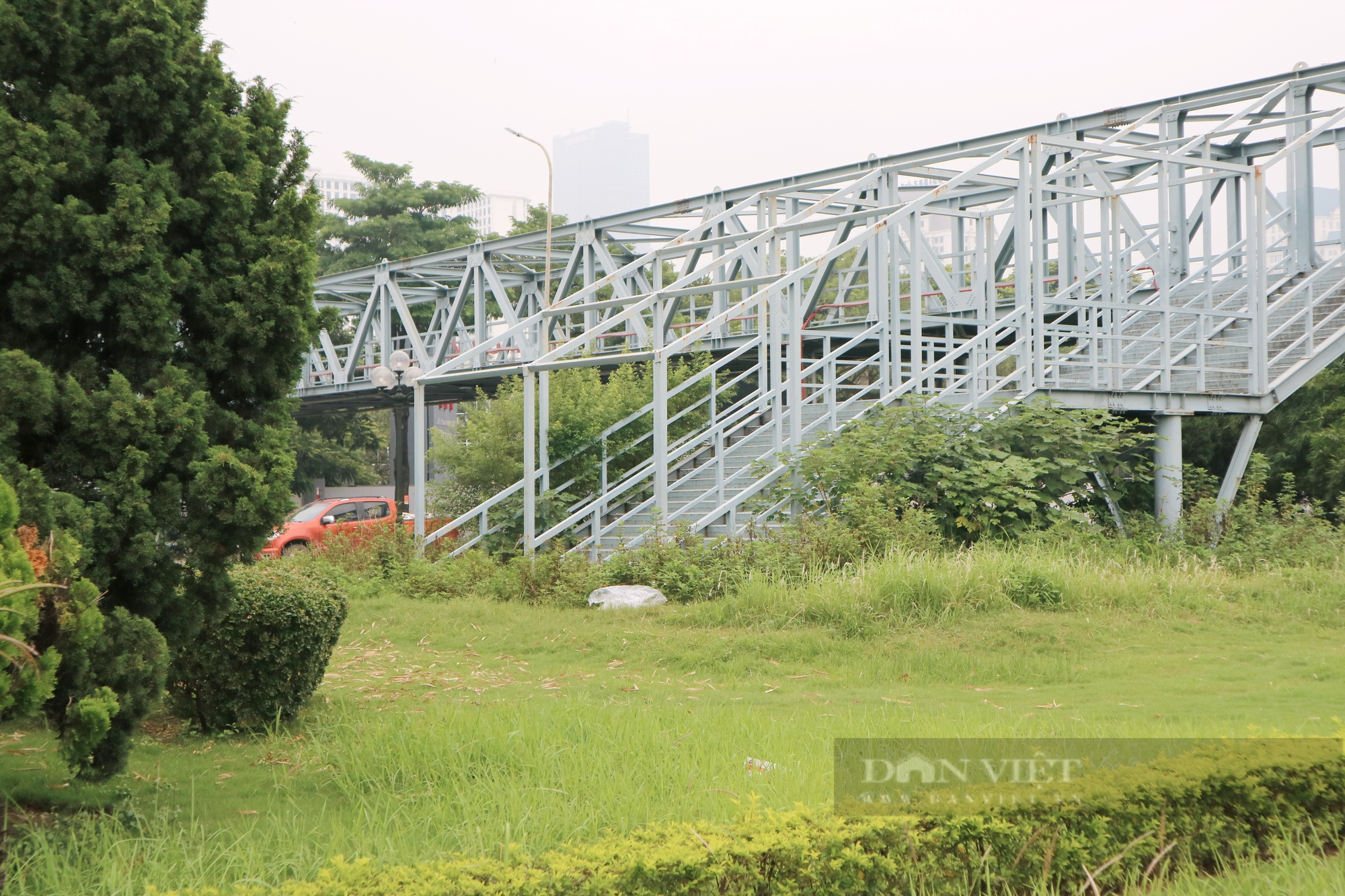 Cầu vượt đường bộ hiện đại phục vụ đường đua F1 bỏ hoang ở Hà Nội - Ảnh 2.