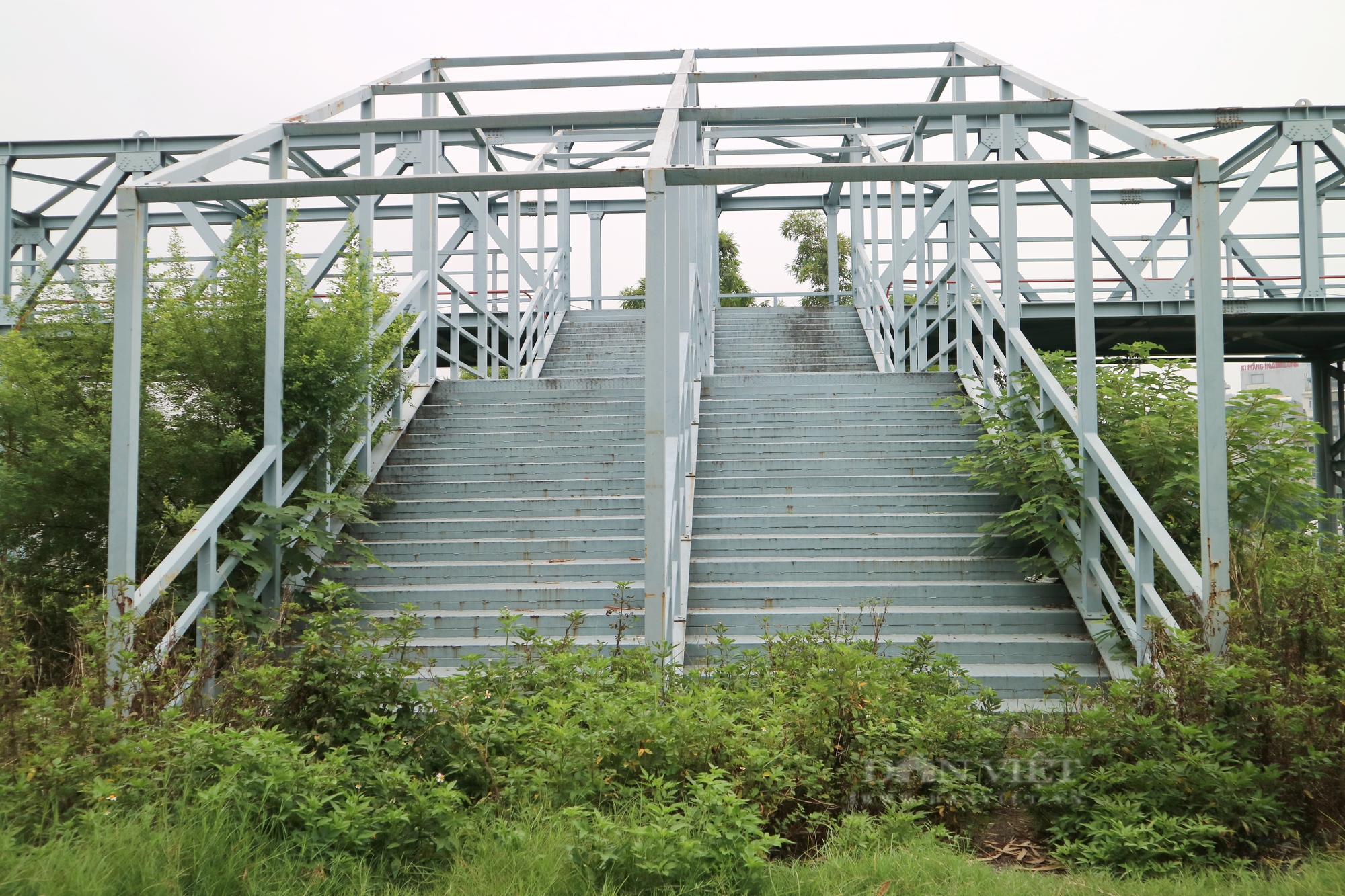 Cầu vượt đường bộ hiện đại phục vụ đường đua F1 bỏ hoang ở Hà Nội - Ảnh 5.