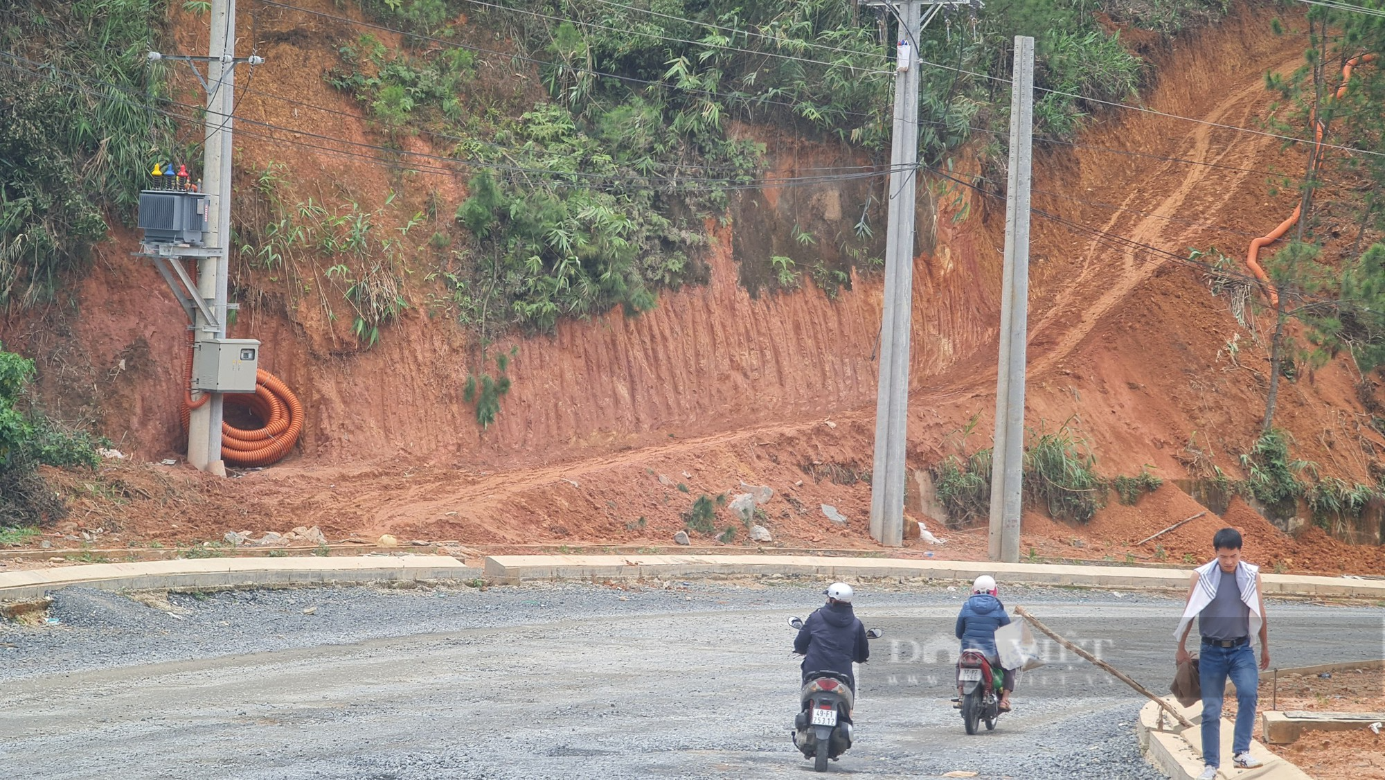 Doanh nghiệp bất chấp mở đường không phép vào Khu du lịch quốc gia hồ Tuyền Lâm - Ảnh 1.