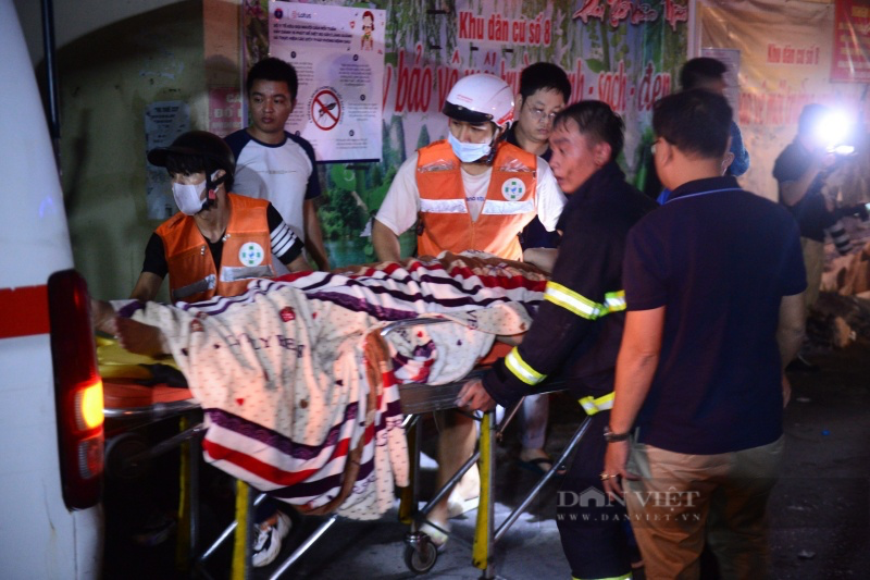 Vụ cháy chung cư mini ở Hà Nội: Cuộc chạy đua giành giật sự sống cho nạn nhân trên những chiếc cáng ám khói đen - Ảnh 2.