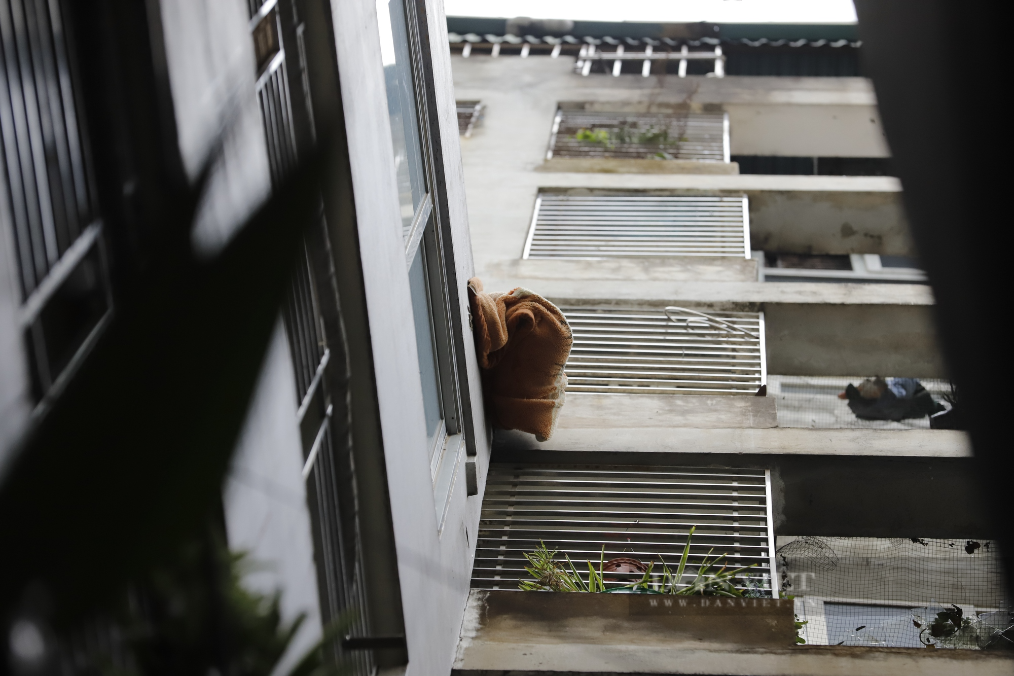 Cận cảnh chiếc thang dây giải cứu nhiều người trong vụ cháy chung cư mini tại Hà Nội - Ảnh 3.