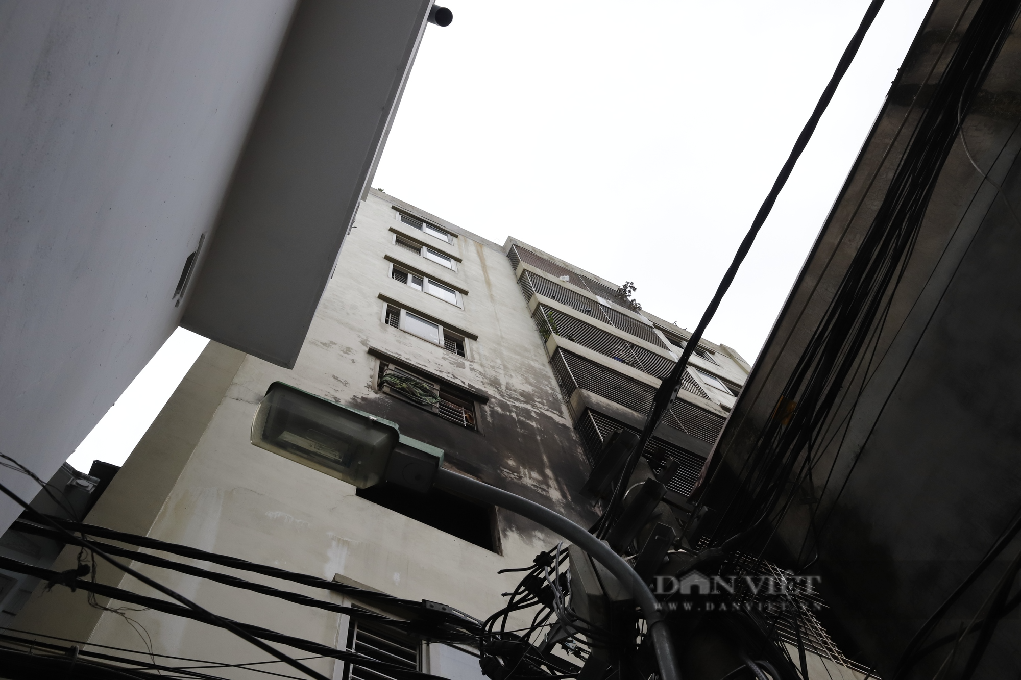 Cận cảnh chiếc thang dây giải cứu nhiều người trong vụ cháy chung cư mini tại Hà Nội - Ảnh 6.