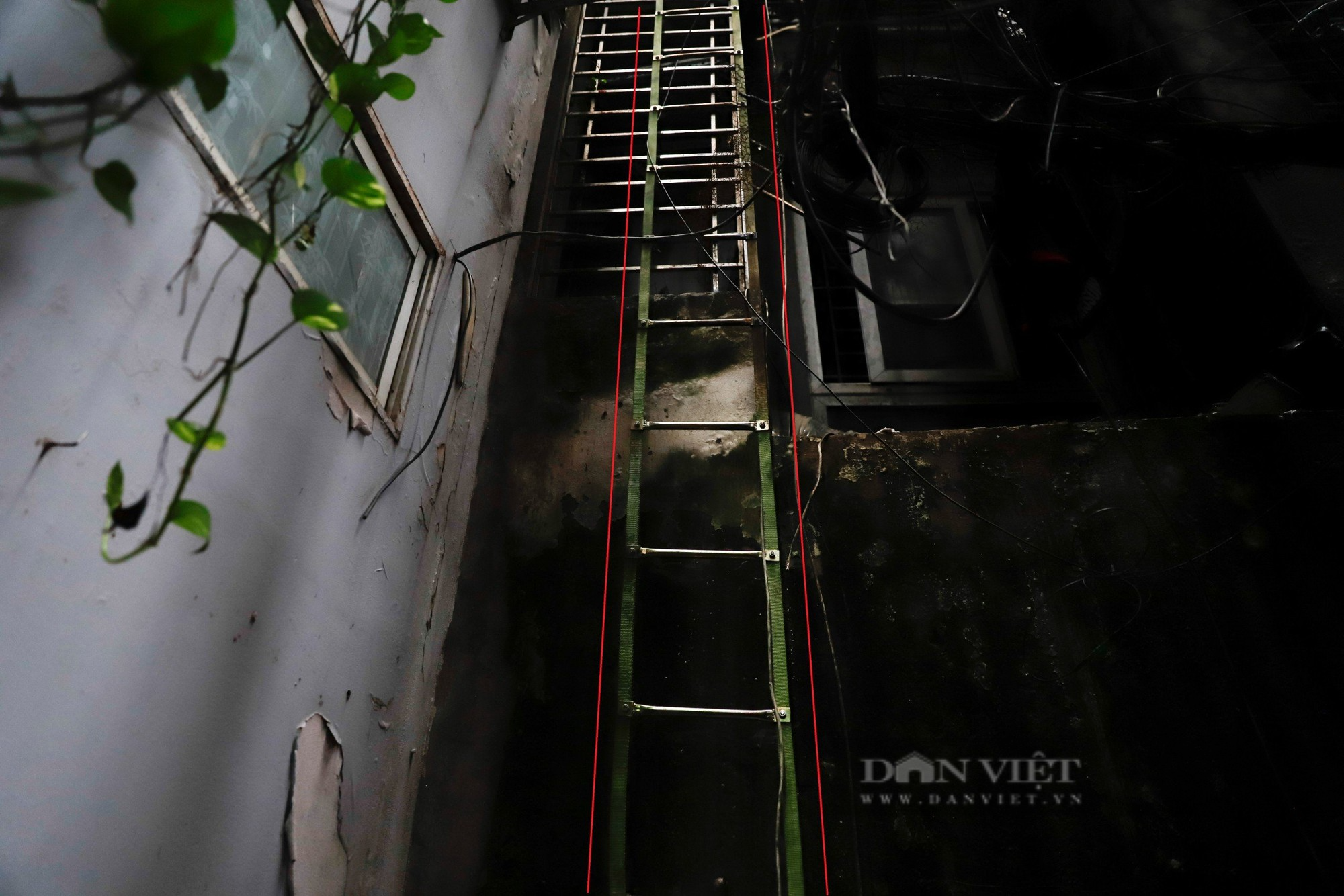 Cận cảnh chiếc thang dây giải cứu nhiều người trong vụ cháy chung cư mini tại Hà Nội - Ảnh 2.