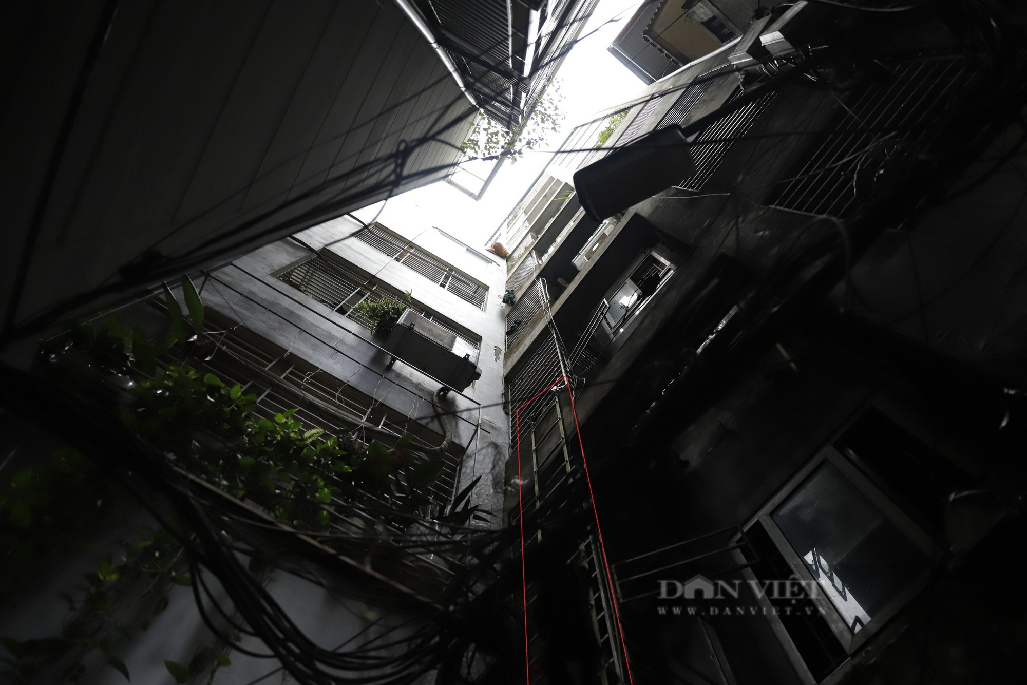 Cận cảnh chiếc thang dây giải cứu nhiều người trong vụ cháy chung cư mini tại Hà Nội - Ảnh 1.