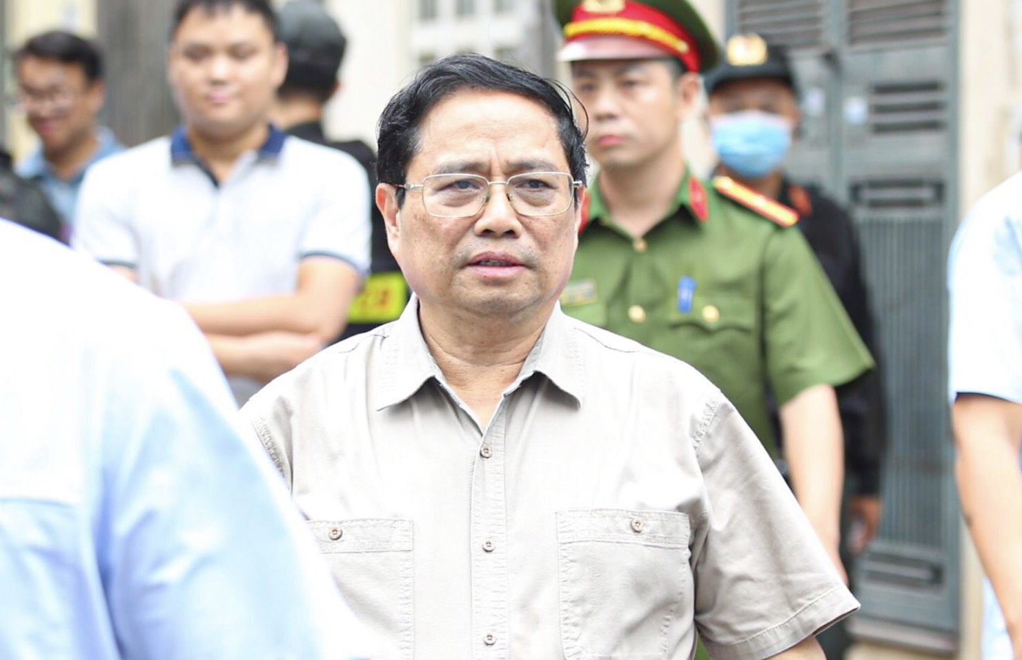 Thủ tướng Phạm Minh Chính trực tiếp đến hiện trường vụ cháy chung cư mini ở Hà Nội làm nhiều người tử vong - Ảnh 3.
