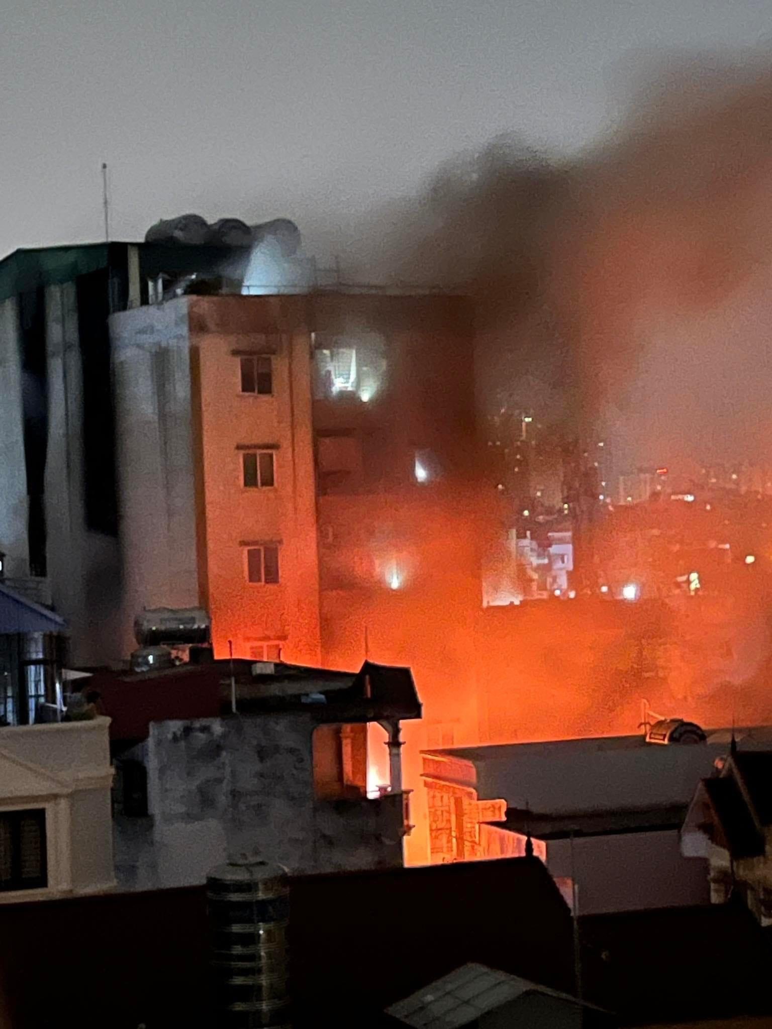 Đạo diễn Hoàng Thanh Du – nhà cạnh chung cư mini bị cháy thảng thốt kể về “thảm cảnh” trong đêm  - Ảnh 1.