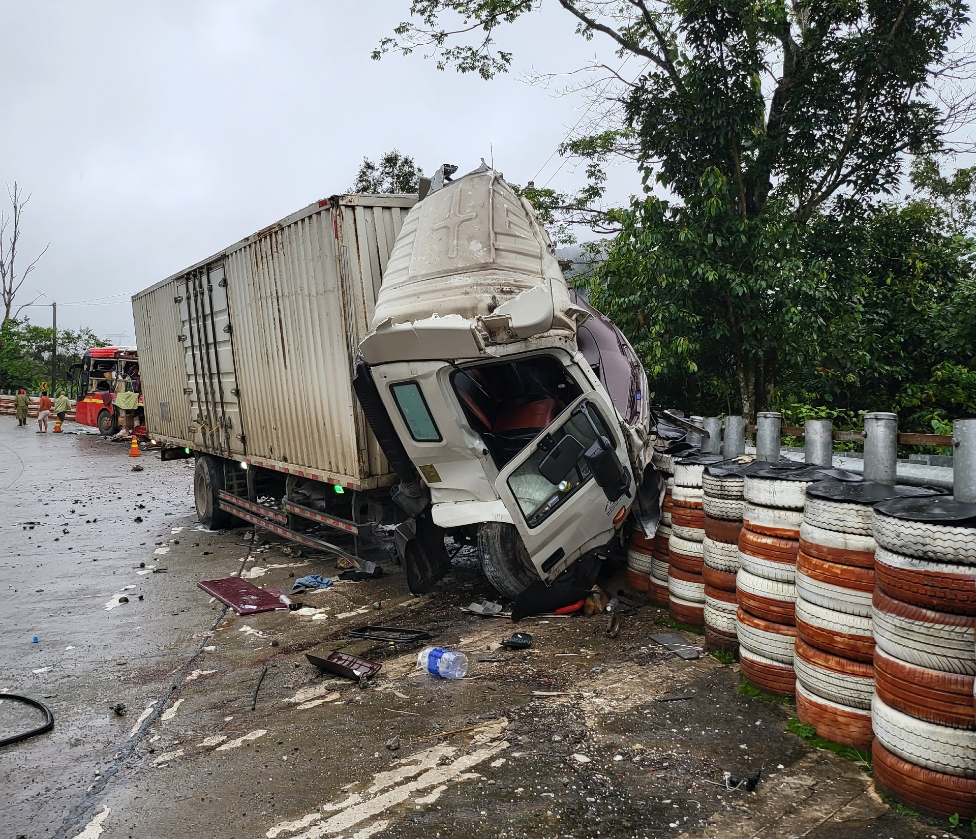 Tai nạn trên đèo Lò Xo khiến 1 người tử vong, 14 người bị thương: Hé lộ nguyên nhân - Ảnh 2.