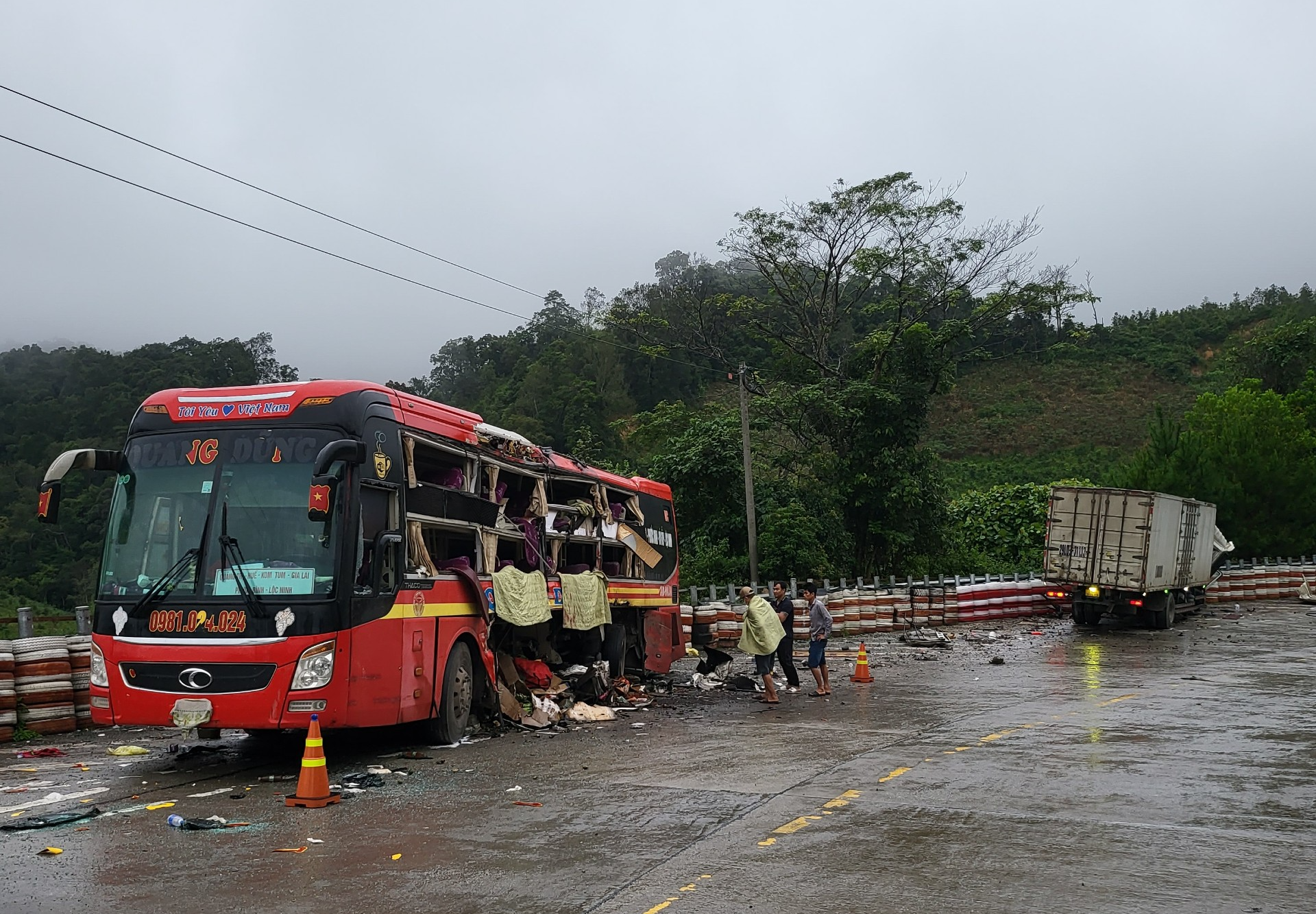 Tai nạn trên đèo Lò Xo khiến 1 người tử vong, 14 người bị thương: Hé lộ nguyên nhân - Ảnh 1.