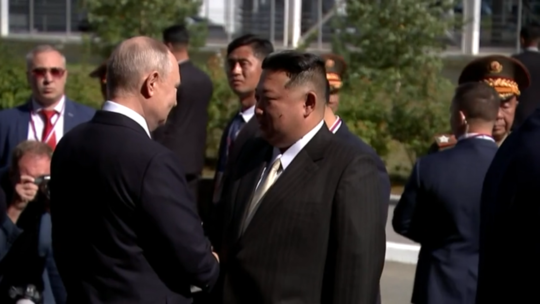 Ông Putin gặp ông Kim Jong-un tại Sân bay vũ trụ Vostochny của Nga, bắt đầu hội đàm quan trọng - Ảnh 1.