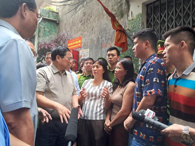 Thủ tướng đến kiểm tra hiện trường vụ cháy chung cư mini ở Hà Nội - Ảnh 2.