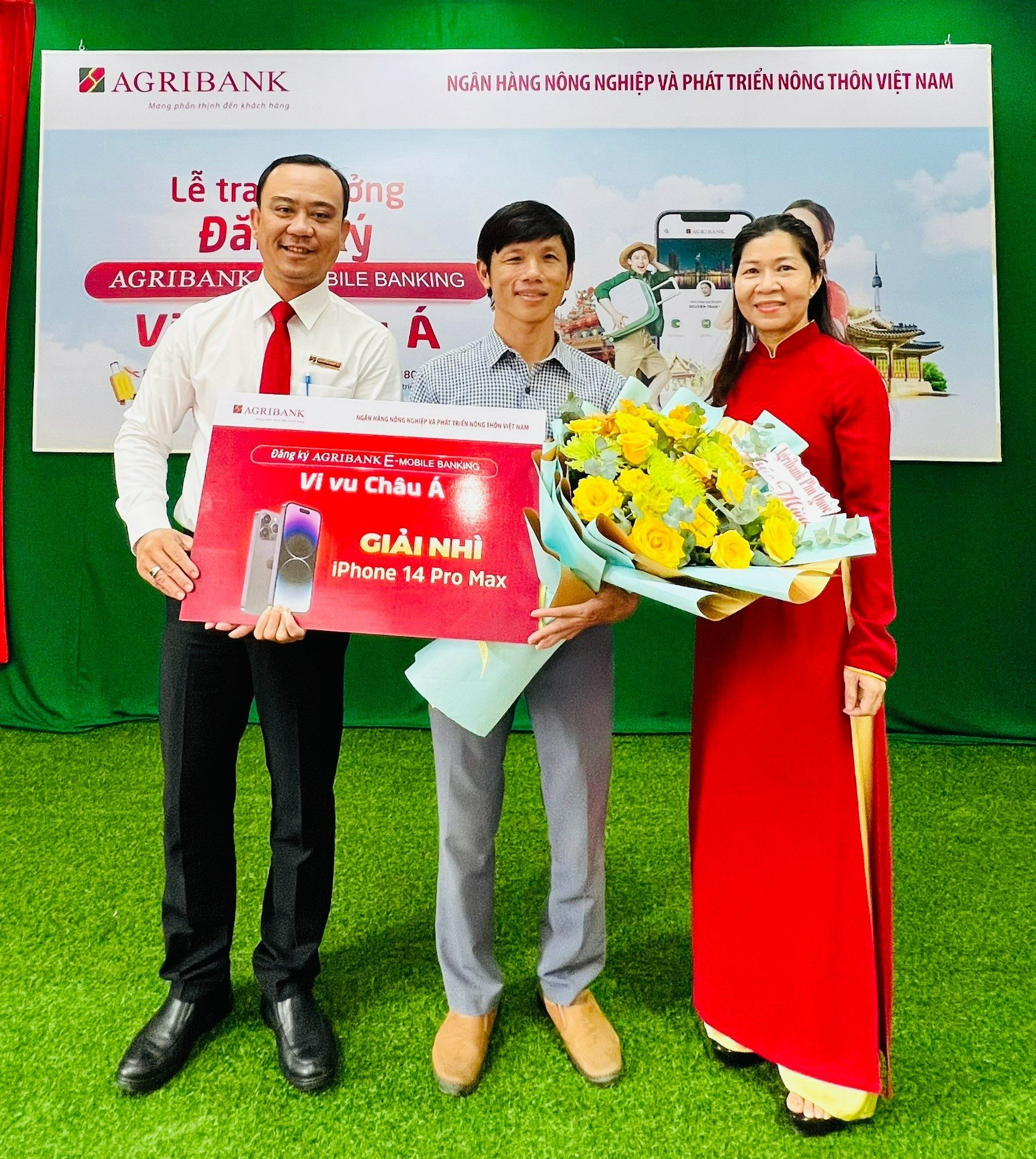Agribank Phú Quốc trao thưởng cho khách hàng trúng giải Nhì chương trình &quot;Đăng ký Agribank E-Mobile Banking – Vi vu Châu Á&quot; - Ảnh 1.