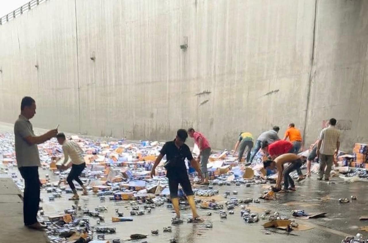 Cảm động dân kéo nhau giúp tài xế dọn hàng trăm thùng bia đổ tràn trong hầm chui ngã tư Vũng Tàu - Ảnh 2.