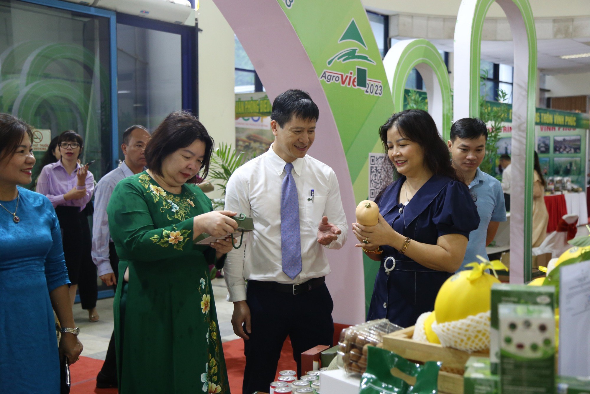 Phó Chủ tịch Hội NDVN Cao Xuân Thu Vân tham gia cắt băng khai mạc hội chợ lớn nhất ngành nông nghiệp - Ảnh 2.