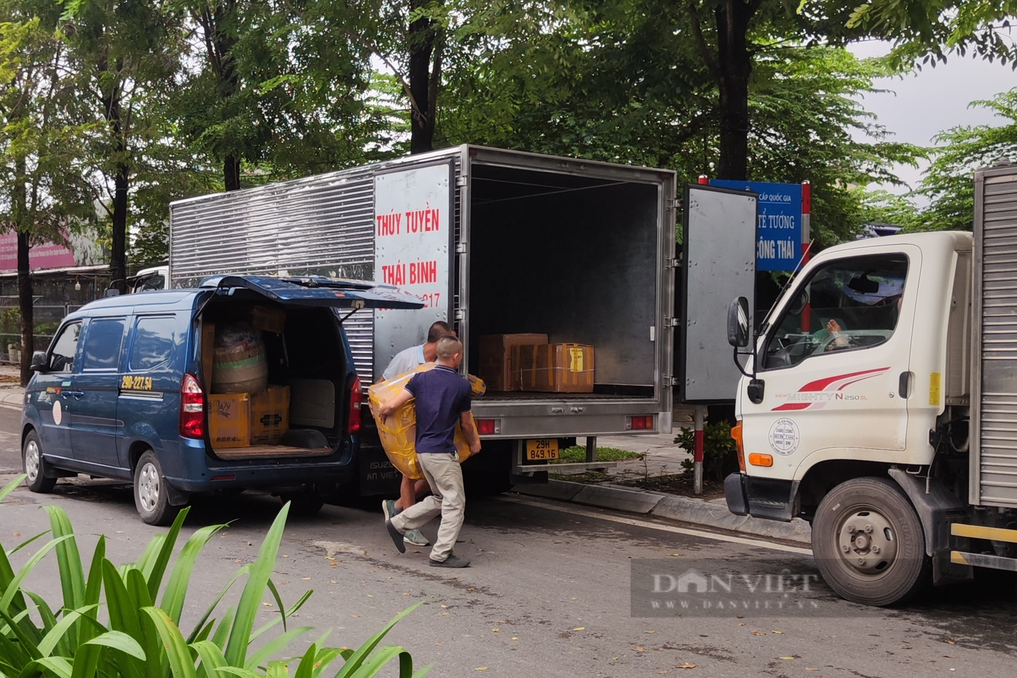 Hàng trăm xe tải chở hàng ngang nhiên biến đại lộ Chu Văn An thành &quot;bến xe&quot; - Ảnh 3.