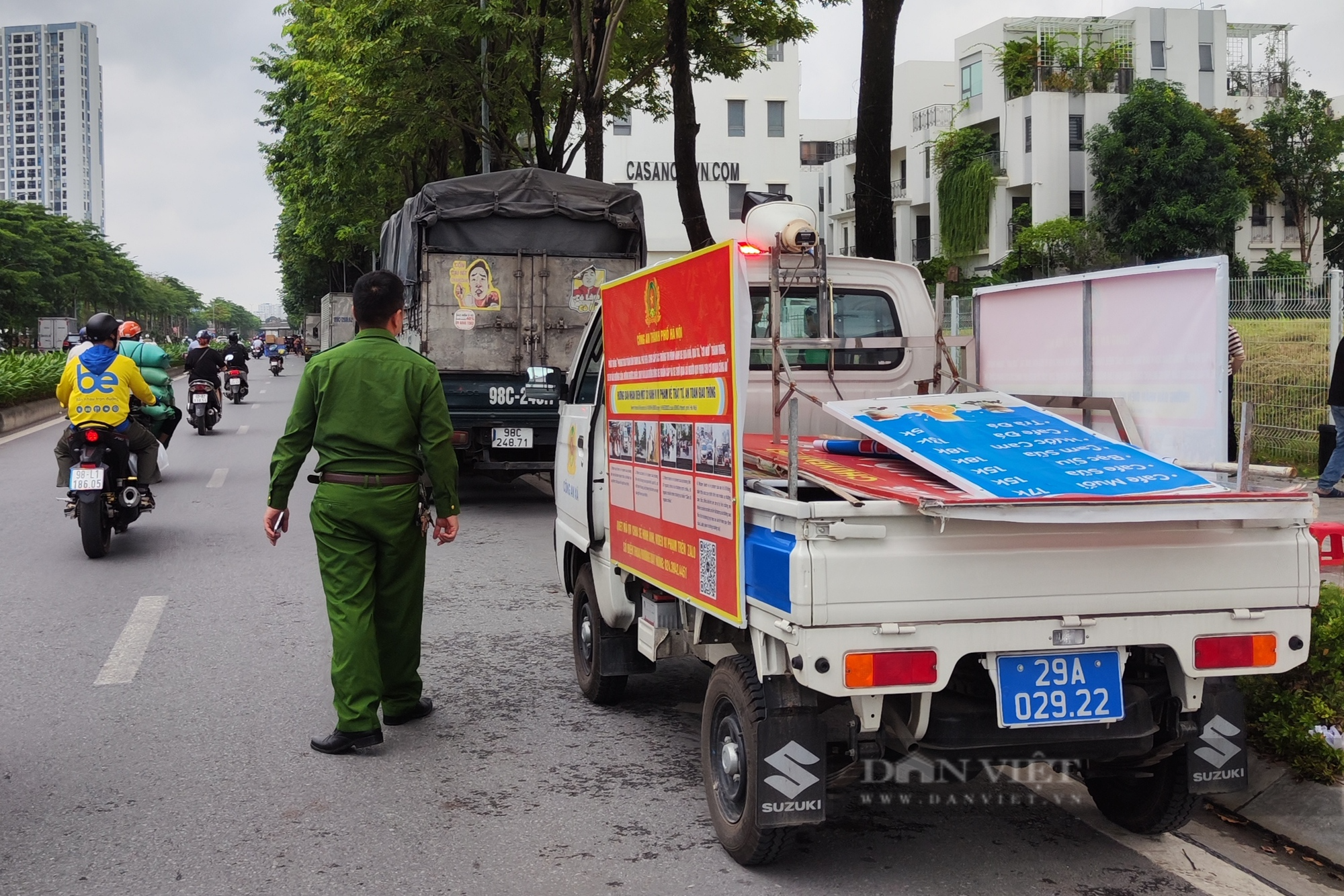 Hàng trăm xe tải chở hàng ngang nhiên biến đại lộ Chu Văn An thành &quot;bến xe&quot; - Ảnh 4.