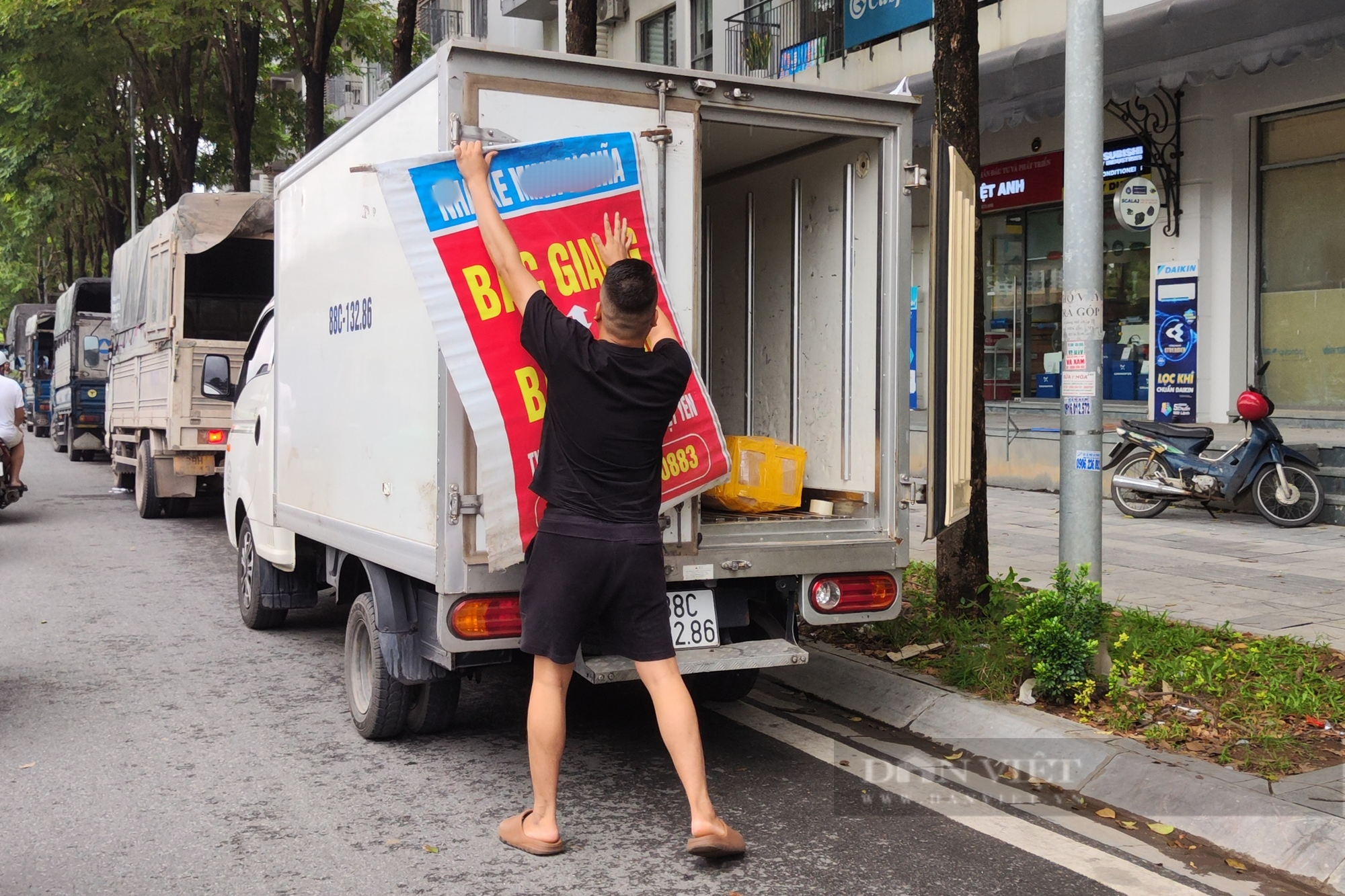 Hàng trăm xe tải chở hàng ngang nhiên biến đại lộ Chu Văn An thành &quot;bến xe&quot; - Ảnh 5.