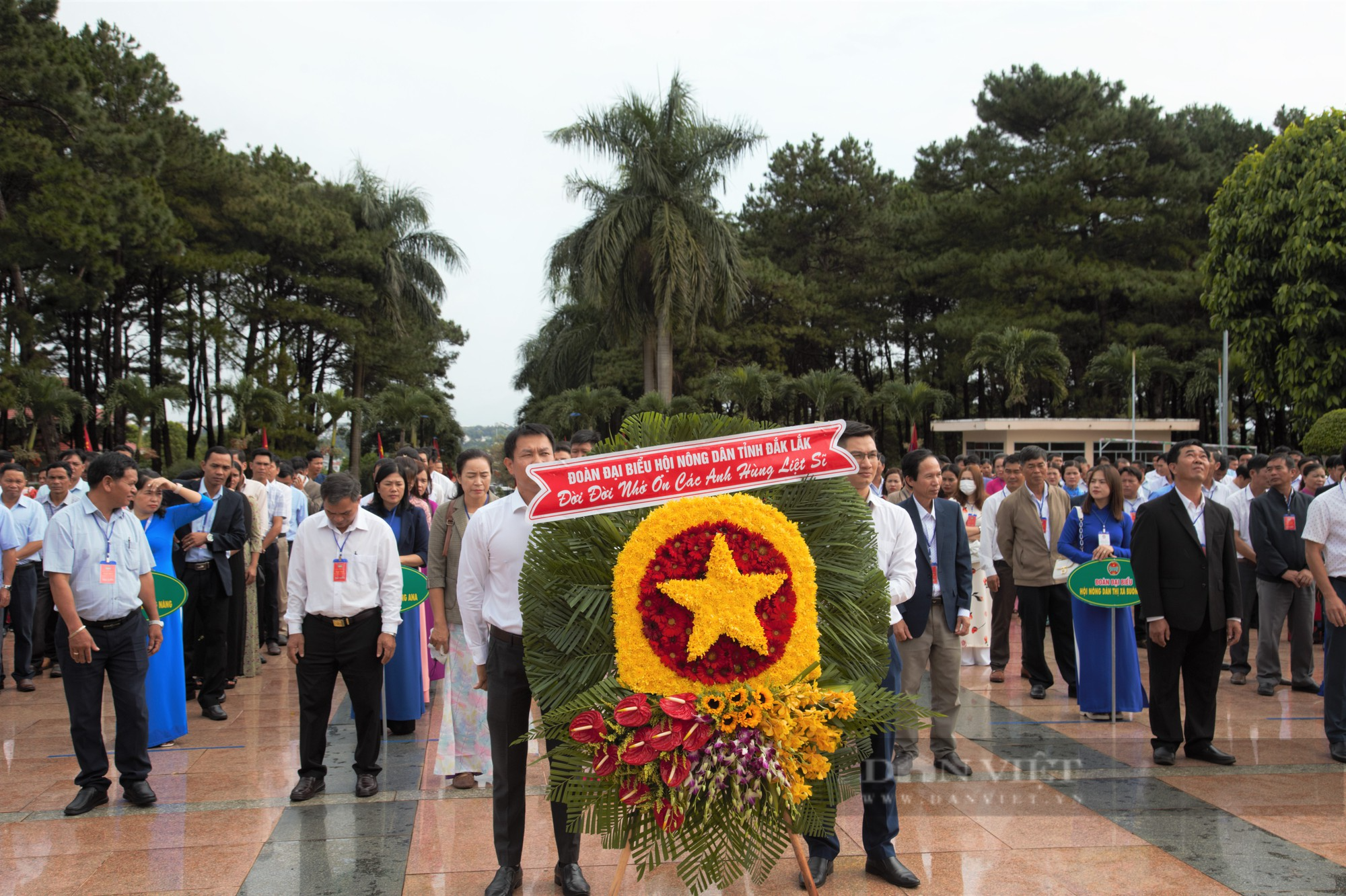 Đoàn đại biểu dự Đại hội Hội Nông dân tỉnh Đắk Lắk viếng Nghĩa trang liệt sĩ - Ảnh 2.